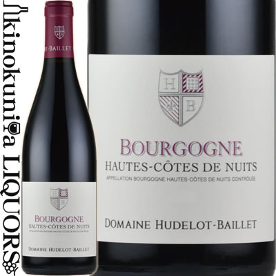 　Bourgogne Hautes-Cotes de Nuits Rouge 　ブルゴーニュ オート・コート・ド・ニュイ ルージュ 色赤ワイン 味わいミディアムボディ ヴィンテージ品名に記載 産地フランスブルゴーニュ オート・コート 原産地呼称AOC. BOURGOGNE HAUTES COTES DE NUITS 品種ピノ・ノワール ALC度数13.0% 飲み頃温度15〜16℃ キャップ仕様コルク ビオ情報実質ビオロジックの極めて厳格なリュット・レゾネ ◆商品説明 シャンボール村内唯一のオート・コート区画「レ・トープ」（約5haの畑で、所有者はユドロ・バイエとローラン・ルーミエのみ）60%、ムイエ村内の区画「モン・ブルゴン」40%で合計1.2ha。平均樹齢約30年。新樽20%、3～4回使用樽80%で12ヶ月間熟成。 　Hudelot-Baillet 　ユドロ・バイエ 　1981年の設立以来ネゴシアンへの販売がほとんどだったこのドメーヌが、本格的に自社ビン詰めを開始したのは1998年。フランス空軍のメカニックだったドミニク・ル・グエンが娘婿としてドメーヌに参画してからです。醸造学校を修了した後、義父の5代目ベルナール・ユドロから栽培と醸造の理論と実際を学び、2004年に独り立ちしました。 　以降彼は、毎年のヴィンテージの特徴の差を上回るペースで、ワインの品質を向上させ続けてきました。15年間以上にわたってリュット・レゾネ栽培を実践し続けている、実質ビオロジックの古樹畑。刷新を重ねた醸造設備。 そしてドミニク自身の丁寧な仕事ぶりと磨き上げた職人の技。それらすべてが一体となって、近年の彼の作品は、真に偉大なヴィニュロンの作品のみに見られる、ひとつ上の次元に到達したように思われます。 　いつもニコニコと笑顔を絶やさないドミニクですが、畑で彼と対峙する時、ゾッとするほど真剣な「ヴィニュロンの顔」が表れます。それは、畑仕事の重要性を示すものであることはもちろん、まだまだ改善することが山ほどあるという、己への厳しさの表れでもあります。 ◆長男コランタンと「レ・ブラック・チェアーズ」の経歴 2009年　 15歳の時にラグビーの試合中の事故で脊髄を損傷 2011年　「Association Quad Rugby avec Corentin et les Black Chairs（コランタンとレ・ブラックチェアーズによる車いすラグビー協会）」を設立。チーム「レ・ブラック・チェアーズ」として車いすラグビーを開始すると同時に、同じような境遇の子供たちにスポーツを通じて希望を与えるための各種慈善活動を開始 2012年　「レ・ブラック・チェアーズ」がフランスの9つ目のチームに認定される（ブルゴーニュ地方では初） 2015年　 コランタンがフランス代表チームに選ばれる、フランス代表チームがヨーロッパAランクに昇格し、ヨーロッパ大会で優勝 2019年　「ラグビーワールドカップ2019日本大会」の期間中に開催された「車いすラグビーワールドチャレンジ2019」に、フランス代表チームの一員として出場 2021年　「東京2020パラリンピック」の「車いすラグビー」にフランス代表チームの一員として出場予定 ※掲載画像はイメージです。お届けの品のラベルイメージ、ヴィンテージが異なる場合がございます。 メーカー希望小売価格はメーカーサイトに基づいて掲載しています。