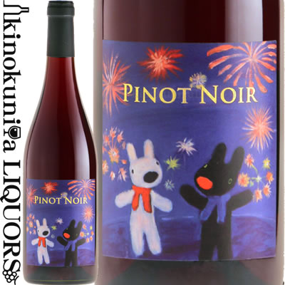 Pinot Noir ピノ・ノワール 色赤ワイン 味わい辛口 ヴィンテージ品名に記載 産地フランス ラングドック＆ルーション 原産地呼称IGPペイ・ドック 品種ピノ・ノワール ALC度数＿% 飲み頃温度14～15℃ キャップ仕様コルク ◆商品説明 ピノ・ノワール100%の辛口赤ワインです。 IGP Pays d’Oc。 製造元は、ピレネー山脈麓のリムー市に1929年に設立された共同組合「アンヌ・ド・ジョワイユーズ」社で、今日の加盟栽培家数は550、畑の合計面積は3000ヘクタールに達します。リュット・レゾネ（減農薬）栽培に注力しており、2000年には「プロテクト・プラネット」の認証を取得しています。また、国際的な衛生管理手法「HACCP」を実践し、醸造の各段階における品質管理も徹底しています。 このピノ・ノワールは同社の看板作品のひとつで、18ヵ国に輸出されています。リムー市近郊にある畑は標高が約450メートルと高く、比較的冷涼な気候であるため上品な酸が得られます。 粘土石灰質、シスト土壌で、平均樹齢は25～30年です。100%除梗した後、ステンレスタンクで醸造したものです。 　Gaspard et Lisa ガスパール・エ・リサ ほわほわの白いボディにつぶらな黒目、赤いマフラーがお似合いなのが、リサ。 黒いボディに青いマフラー、赤いお鼻にくりくり瞳が、ガスパール。 リサとガスパールは、うさぎでもない、いぬでもない、キュートなパリの住人。人間の学校に通って友だちはいっぱいだけど、とくべつ仲良しなふたりは、 遊びもいたずらもいつも一緒です。 　現在まで計40タイトル以上の絵本が発売、 累計部数は約200万部以上に及びます。お話とブックデザイン担当の アン・グットマンと作画担当のゲオルグ・ハレンスレーベン夫妻によって生み出された独自の世界観と温かみのある絵は多くの人を魅了しています。 　ご紹介するワインは、フランスを中心とする17社の実力派ワイナリーが加盟する「MC GROUP」の全面協力のもと、同グループのベストセラー作品を結集したものです。 ©2022 Anne Gutman & Georg Hallensleben / Hachette Livre ワインのヴィンテージについて こちらのアイテムは、予告なくヴィンテージが変更となる場合がございます。正確なヴィンテージが必要な場合は、購入される前にメールにてお問合せ下さいませ。※掲載画像はイメージです。お届けの品のラベルイメージ、ヴィンテージが異なる場合がございます。 メーカー希望小売価格はメーカーサイトに基づいて掲載しています。