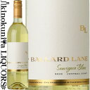 　Ballard Lane Sauvignon Blanc バラード レーン　ソーヴィニヨン・ブラン 色白ワイン 味わい辛口 ヴィンテージ品名に記載 産地アメリカ カリフォルニア州 園地セントラル・コースト 品種ソーヴィニヨン・ブラン90%、セミヨン5%、シャルドネ3%、ヴィオニエ1%、アルバリーニョ1% ALC度数13.5% 飲み頃温度10〜14℃ キャップ仕様スクリューキャップ ◆栽培・園地 オーガニックとサステイナブルの認証を受けたパソ・ロブレスのフレンチ・キャンプ・ヴィンヤードのブドウを 使用。 ◆醸造・熟成 ステンレスタンクでの発酵、マロラクティック発酵なし。 ◆商品説明 レモンの皮やパッションフルーツ、グレープフルーツのアロマと透明感のあるミネラル。肉厚なハニー デューメロンやペアの果実味が印象的。 ビエン・ナシード畑を所有するミラーファミリーが展開するバラードレーン。豊かなフルーツと、芳しいミネラ ル。全体的にフレッシュな引き締まりをもつソーヴィニヨン・ブラン。 　Ballard Lane バラード レーン ◆セントラル・コーストの多様性を象徴 　バラードの町は、1862年から1870年までウェルズ・ファーゴ駅を経営していたウィリアム・バラードにちなんで名づけられました。バラードは農村部と海辺のコミュニティの間の接続点であり、セントラル・コーストのサンタ・イネス・ヴァレーの中で最も古いコミュニティですが隣のサンタバーバラのように発展せず、現在でも100年前とあまり変わらない趣です。カリフォルニアのピノ・ノワールを全世界に知らしめた映画「サイドウェイズ」にも登場しており、ブドウ畑、海岸の断崖、牧場の風景が最終的に地元の人が呼ぶ「レーン」にたどり着きます。 　セントラル・コーストで5代にわたりブドウ栽培を行ってきたミラーファミリーが手掛けるバラード・レーンのワインには、彼らのこの土地や気候に関する深い知識とそのテロワールが反映されています。 ワインのヴィンテージについて こちらのアイテムは、予告なくヴィンテージが変更となる場合がございます。正確なヴィンテージが必要な場合は、購入される前にメールにてお問合せ下さいませ。※掲載画像はイメージです。お届けの品のラベルイメージ、ヴィンテージが異なる場合がございます。 メーカー希望小売価格はメーカーサイトに基づいて掲載しています。