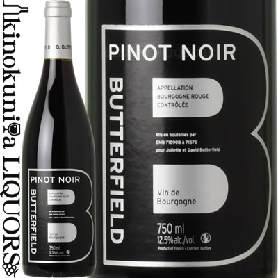 　Bourgogne Pinot Noir / Butterfield バター・フィールド / ブルゴーニュ ピノ・ノワール 色赤ワイン 味わいミディアムボディ ヴィンテージ品名に記載 産地フランス　ブルゴーニュ 原産地呼称Bourgogne 品種ピノ・ノワール100% ALC度数12.5% 飲み頃温度13～16℃ キャップ仕様コルク ◆商品説明 ブルゴーニュ南部の粘土質と石灰岩質の土壌で栽培。シルキーでエレガントな味わい。ワイルドチェリー、ブラックカラント、プラム、そして新鮮なキノコを感じます。 　Butterfield バター・フィールド トロント出身のデイヴィッド・バターフィールドのワインに対する情熱は、ブルゴーニュの土地とワインをこよなく愛する両親から受け継いだものである。16歳で初めてブルゴーニュを訪れた時、「決して後ろを振り返るまい。偉大なワイン造りは自分の目標なのだ」と決意したという。後にデイヴィッドはフランスに渡り、まずボーヌの醸造学校で醸造を学んだ後、ドゥー・モンティーユ、ドメーヌ・ド・シャソルネイ等で更なる修行に励んだ。そして、2004年にネゴシアン業を立ち上げ、2005年に念願のファースト・ヴィンテージを世に送り出した。彼の考えるワイン造りとは、テロワールの本質を得る事。「テロワールのエネルギーがワインの中に入っている事が重要で、そうでなければ意味がない」とまで言い切る。 『ボーヌの美しさ』を追求 そんな彼が初ヴィンテージでいきなり素晴らしいワインを造りあげた。生産本数わずか2400本。彼の想いが詰まった、これぞまさにムルソーと感じさせるアロマが口中に広がる、舌触りの良いワインができ上がった。ワイン生産者なども集うボーヌのレストランでは既に人気を博しており、大半がボーヌ内で消費され、翌年以降もボーヌ以外では見かける事が難しいワインとなってしまった。ユニークなラベルの形の『B』は彼の想いである “Beaune”、 “Beautiful”、 “Butterfield” の頭文字を表している。彼の『ボーヌの美しさ』を追求する情熱が詰まったこのワインは、今後も期待を裏切る事無く成長を続ける。 ※掲載画像はイメージです。お届けの品のラベルイメージ、ヴィンテージが異なる場合がございます。