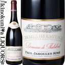 　Crozes Hermitage Domaine de Thalabert Rouge クローズ・エルミタージュ ドメーヌ・ド・タラベール 赤 色赤ワイン 味わいフルボディ ヴィンテージ品名に記載 産地フランス コート・デュ・ローヌ 原産地呼称A.O.C.クローズ・エルミタージュ 品種シラー100% ALC度数13.0% 飲み頃温度17℃ キャップ仕様コルク ビオ情報ビオロジック 認証機関Ecocert ◆熟成 フレンチオーク樽にて12カ月間（228L、新樽比率15%） ◆商品説明 クローズ・エルミタージュの伝統的な1本で、常に同アペラシオンのトップに数えられる銘柄です。カシスのような果実味と黒コショウやリコリスのスパイシーさ、長い余韻が特徴です。 ◆ワイン専門誌評価 (2021)「ジェームス・サックリング」 93点 　Domaines Paul Jaboulet Aine 　ポール・ジャブレ・エネ 「良いブドウ無しに、偉大なワインは生まれない」 テロワールに根差した北ローヌの名門ワイナリー 200年に亘る長い歴史 　ドメーヌの歴史は1834年、アントワーヌ・ジャブレ氏がこの地でワイン事業を興したことに始まります。彼の息子のポール、アンリを含む6世代がこの家業を守り継ぎ、2006年にシャンパーニュのワイン実業家であるフレイ家の手に渡ります。以来、ボルドーのメドック格付3級シャトー・ラ・ラギューヌの醸造責任者でもある長女カロリーヌ・フレイ氏が指揮を執ります。2010年からはグラヴィティ・システムを利用した最新のセラーが稼働しています。 フレイ家を牽引するオーナー 　6代に亘り受け継がれてきたジャブレ家の歴史を2006年に引き継いだのは、シャンパーニュのワイン実業家フレイ家の長女、カロリーヌ・フレイ氏です。ボルドー大学醸造学部では故ドゥニ・デュブルデュー氏に師事。ボルドーのメドック格付3級シャトー・ラ・ラギューヌ、ブルゴーニュのシャトー・コルトン、そしてポール・ジャブレ・エネと3つの醸造責任者として、畑とセラーを行き来する多忙な日々を送っています。 フランス随一のテロワール「エルミタージュの丘」 　タン・レルミタージュ村の背後にそびえるエルミタージュの丘は、中央山塊を起源とする花崗岩質土壌が基盤となっています。丘は大きく西と東に分かれ、西側は花崗岩の基盤の上に砂や石などの薄い表土が覆っており、ベサールやメアルなど最良のリューディが集まっています。対して東側は標高が低く、シルトや粘土が多くなっています。そのため水分保持力が高く、白ブドウに適した区画が多いのが特徴です。 テロワールに根差す、オーガニックな畑仕事 　「良いブドウ無しに、偉大なワインは生まれない。我々が最も大切にしているのは、畑を耕し、ブドウの樹を育てることだ。」その哲学通り、ジャブレでは一年を通じて畑での観察と手当を怠らず、ブドウ樹一本一本が理想的な成長と熟度になるよう、最大限の注意を払っています。以前から農薬や化学薬品の使用を制限した総合的管理農業を行っていましたが、2006年からはビオディナミを実践。さらに2016ヴィンテージからはドメーヌの全ワインが有機認証を取得するようになりました。 畑は急峻なため機械が入れず、全て人と馬の力で作業が行われる エルミタージュ「ラ・シャペル」 「20世紀最高のワイン」に選ばれたラ・シャペル ポール・ジャブレ・エネ社の最高傑作といえば、なんといっても「ラ・シャペル」です。 かのロバート・パーカー氏が「間違いなく世界で最も偉大なワインの一つ」と評したこのエルミタージュは、アペラシオン最高のワインの一つとして世界中のワイン愛好家の垂涎の的となっています。ワイン・スペクテーター誌が1999年に行った100年に一度の特別企画「20世紀最高のワイン12本（Wines of the Century）」にて、このワインの1961ヴィンテージに100点を与え、12本のうちの1本に選出しました。 エルミタージュの歴史を物語る、ジャブレのワインたち 　ジャブレ社が誇るフラッグシップ「ラ・シャペル」は、エルミタージュの起源を辿る歴史的な物語に由来しています。1224年、ガスパール・ド・ステランベールという騎士が十字軍遠征の帰途、戦争での己の罪深さを悔いてこの地に小さな教会を建て、ブドウを育てワインを造りました。そのワインが評判を呼び、やがてフランス随一の名声を得るまでになります。これがエルミタージュ（隠者の庵）の始まりの歴史と言われています。この教会（シャペル）は1919年からジャブレ社が単独所有し、エルミタージュを象徴する歴史的建造物として今も丘の頂上でその姿を拝むことができます。またエルミタージュの白「シュヴァリエ・ド・ステランベール」も、かの騎士の名に由来しています。 しなやかな酸と凝縮した果実味があり、早くから楽しめるスタイル 　2017年の北ローヌは予期せぬ一進一退の変わった天候となりました。冬は乾燥しており例年より気温の上昇が早く、発芽が早く開始するも、春先に再び気温が下がり、霜が降りるなど芽の成長が止まりました。水分不足は5月に恵みの雨が降り解消されることになるが6月以降、茹だるようなような乾燥した夏が訪れたことでブドウの成熟が一気に早まります。猛暑は酸度を低下させるが、再び8月末に雨が降ったことでブドウ樹に活気が戻ってきました。昨年より収穫開始は2週間ほど早かったが、10月の中旬までは雨が降ることが無く、収穫のタイミングをしっかりと見極めることが出来ました。糖度と酸度をしっかりと保持した小粒のブドウが収穫出来ています。ワインはしなやかな酸と凝縮した果実味があり、早くから楽しめるスタイルのワインに仕上がっています。 ※掲載画像はイメージです。お届けの品のラベルイメージ、ヴィンテージが異なる場合がございます。 メーカー希望小売価格はメーカーサイトに基づいて掲載しています。