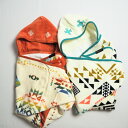 ++ DESCRIPTION & DETAILS ++ PENDLETON(ペンドルトン)の子供用のフード付きタオル「PRINTED HOODED TOWEL」。 平置き121cmx58.4、大きめのバスタオルほどの大きさがありベビーおくるみとして、またはプール上がりのタオルとしても。 コットン100％のしっかりした厚みの素材感。(一般的なバスタオルよりやや肉厚です。) ポンチョ型と同様、表面はベロア調の滑らかな起毛処理、裏面はたっぷり汗や水分を吸収するコットンテリー(ループ状パイル)になっています。 デザインは2パターン。 "SHARED SPIRITS IVORY" このデザインは（タオルの真ん中に）太陽、月、星、雨雲は、宇宙との名誉ある関係を表しています。 自然界に対する敬意は、植物相（コーン、スカッシュ、豆とタバコ）と動物相（バッファロー、ヘラジカ、クマとワシ）によって表現されています。 中心の十字は（4つの方向）で満たされる神聖な円です。 多くの部族が共有するイメージが組み込まれています。 "WILD BLOOMS" このパターンは様々な草花を織機で表現しています。 アメリカのアパラチア高原は生物多様性の地域で3月から10月にかけて美しい花々が咲きます。 この高原に咲く、アスター(紫苑)、ヘアベル(イトシャジン)、ゲンティアナ(リンドウ)、トリリアム(エイレンソウ)がシンボルとなって鮮やかにデザインされています。 リボンがついた状態での納品のため新生児のプレゼントにもオススメです。 伝承されるネイティブ柄ブランケットや人気のウールシャツなど、他に無い唯一の魅力を持つ逸品が揃うペンドルトンの商品一覧はこちらから。＜＜　商品詳細　＞＞ PENDLETON(ペンドルトン)の子供用のフード付きタオル「PRINTED HOODED TOWEL」。 平置き121cmx58.4、大きめのバスタオルほどの大きさがありベビーおくるみとして、またはプール上がりのタオルとしても。 コットン100％のしっかりした厚みの素材感。(一般的なバスタオルよりやや肉厚です。) ポンチョ型と同様、表面はベロア調の滑らかな起毛処理、裏面はたっぷり汗や水分を吸収するコットンテリー(ループ状パイル)になっています。 デザインは2パターン。 "SHARED SPIRITS IVORY" このデザインは（タオルの真ん中に）太陽、月、星、雨雲は、宇宙との名誉ある関係を表しています。 自然界に対する敬意は、植物相（コーン、スカッシュ、豆とタバコ）と動物相（バッファロー、ヘラジカ、クマとワシ）によって表現されています。 中心の十字は（4つの方向）で満たされる神聖な円です。 多くの部族が共有するイメージが組み込まれています。 "WILD BLOOMS" このパターンは様々な草花を織機で表現しています。 アメリカのアパラチア高原は生物多様性の地域で3月から10月にかけて美しい花々が咲きます。 この高原に咲く、アスター(紫苑)、ヘアベル(イトシャジン)、ゲンティアナ(リンドウ)、トリリアム(エイレンソウ)がシンボルとなって鮮やかにデザインされています。 リボンがついた状態での納品のため新生児のプレゼントにもオススメです。 仕様および取り扱いについて ブランド名 PENDLETON / ペンドルトン 商品名 XB263 PRINTED HOODED TOWEL カラー展開 WILD BLOOMS(57054)SHARED SPIRITS IVORY(53622) サイズ展開 ONE SIZE(121cm×58.4cm) 素材 100% COTTON 生産国 CHINA 洗濯表示 MACHINE WASH WITH LIKE COLORS,COLD,GENTLE CYCLE.NO BLEACH.TUMBLE DRY LOW.LAUNDER BEFORE FIRST USE. 配送について 宅配便のみ