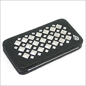 【VOLCOM】ボルコムレディース ウォレット（サイフ）ハードケースタイプピラミッドスタッズデザイン