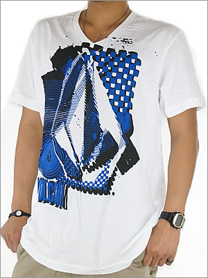 ※インポート商品 ※素材：コットン100% VOLCOM V-TEE サイズ M:肩幅43cm，身幅50cm，総丈70cm L:肩幅47cm，身幅54cm，総丈73cm モデル＝172cm、68kg サイズ【L】着用にて撮影 ※その他の【VOLCOM】商品はこちらから▼▼ 《VOLCOM》MEN'S &amp; WOMEN'S ※その他のサーフパンツはこちらから▼▼ MEN'S サーフパンツ（ボードショーツ） ※ラッシュガードはこちらから▼▼ MEN'S スイムウエア（ラッシュ・タッパー） ※インナーパンツはこちらから▼▼ MEN'S インナーパンツ ※お昼の12：00までのご注文は当日発送いたします。お昼の12：00以降のご注文につきましては翌営業日発送とさせていただきます。［注）休業日は商品の発送もお休みとさせていただきます。お急ぎのお客様は日時指定をなさらない方が早く到着いたします。詳しくは、ページ一番下部分をご確認下さい。］ ※お客様のご都合による返品・交換は出来ません。サイズは十分にご確認の上お求め下さい。 ※採寸は当店にて行なっております。若干の誤差は御容赦下さい。 ※商品画像の色・質感等については出来るだけ忠実に再現しておりますが、モニタなどの環境によって実物とは異なって見える場合があります 。当店は【VOLCOM】の正規販売店です。安心してお買い物をお楽しみ下さい。