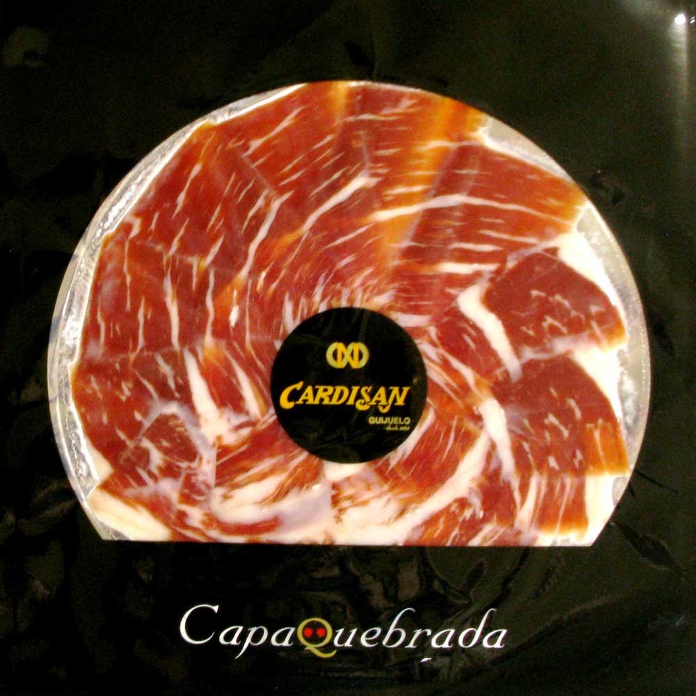 原産国スペイン・ギフエロ産ブランドカルディサン賞味期限製造日から2年原材料イベリコ黒豚後足（腿肉）、塩、砂糖、亜硝酸Na、硝酸K保存方法冷蔵庫で保存してください容量50g（15〜20枚入）　x 3パック商品特徴最低36ヶ月以上熟成した“ハモン・イベリコ・ベジョータ”の生ハムスライスです。 スペインの生ハムカットの職人がナイフで手早くカットし、切りたての美味しさを保つ為に真空パックをも厳選したこだわりの逸品。最上級ランクのベジョータならではの、ドングリの甘い香りと口の中でとろける心地良い食感をご堪能いただけます。カルディサン社　生ハムスライス ハモン・イベリコ・ベジョータ 手切りスライス 50g x 3パック最低36ヶ月以上熟成した“ハモン・イベリコ・ベジョータ”の生ハムスライスです。 スペインの生ハムカットの職人がナイフで手早くカットし、切りたての美味しさを保つ為に真空パックをも厳選したこだわりの逸品。最上級ランクのベジョータならではの、ドングリの甘い香りと口の中でとろける心地良い食感をご堪能いただけます。カルディサン社の起源は1898年ととても古く、代々サラマンカ・ギフエロの地でハモン・イベリコとエンブティードの製造を続けてきました。 そしてその後、1986年に分家し、2003年度から新規工場を立ち上げ、今は親子2代で生ハム造りを行っております。 生ハム用に使うイベリコ豚は、アルダルシア州とエストレマドゥーラ州の2ヶ所の農家から直接買付します。これは複数と取引することで、イベリコ豚自体の品質を出来る限り均一にするためであります。