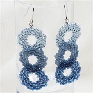 ※商品写真はできる限り実物の色に近づけるよう加工しておりますが、お客様のお使いのモニター設定、お部屋の照明等により実際の商品と色味が異なる場合がございます。AK-212 (すくも藍キット)三連リングのピアス ★藍 【トーホービーズ公式：ファクトリー直送】 色のグラデーションが楽しめる3連リング。 ステッチのネッティング技法で初めての方にもオススメです。 サイズ:全長6cm リングサイズ:H43×W22×D4mm デザイン:中谷咲月 主な技法:ネッティング/ステッチ 制作時間:2H 難易度:☆ 【発送までにお時間がかかる場合がございます。予めご了承の上ご注文ください】 入数：1セット