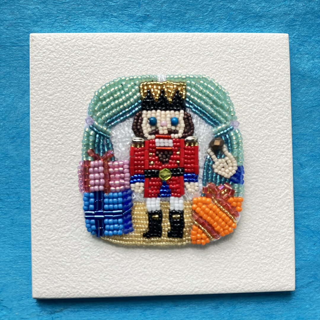 ビーズ刺しゅうキット『beads de OHANASHI』くるみ割り人形 童話 動物 可愛い 刺しゅう 初心者 図案 手作り 趣味 癒し モチーフ ブローチ ギフト