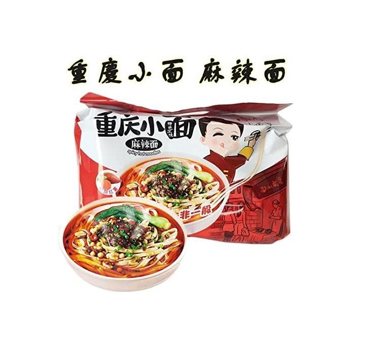 商品詳細 【商品名】 光友　重慶小面 麻辣味 【内容量】 440g（4食入） 【原材料】 小麦粉 【賞味期限】 商品パッケージに記載 【原産国】 中国 【保存方法】 直射日光、高温多湿を避けて常温で保存してください 【調理方法】 沸騰したお湯（約600mL）の中に面餅と調味料を入れて、蓋をして、4&#12316;6分後かき混ぜてお召し上がりください。 【商品説明】 &#12539;油で揚げではないため、康師傅方便面よろも健康！サツマイモ澱粉を添加するため、美味しくて歯ごたえがあるラーメンです！