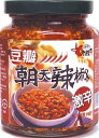 商品詳細 【商品名】 老骡子朝天豆瓣朝天辣椒(激辛) 【内容量】 240g 【原材料】 唐辛子、植物油脂(大豆油)、発酵大豆(遺伝子組換え不分別)、食塩、酵母エキス 調味料（アミノ酸等）、酸味料、酸化防止剤（ビタミンE） 【賞味期限】 商品パッケージに記載 【原産国】 中国 【保存方法】 ◆開封後は冷蔵庫で保存してください 【特徴】 唐辛子をベースに、大豆を加えた 激辛調味料です。 炒め物や麺類、 タレ類の調味料としてご使用くだ さい。 日本でいえば唐辛子具入りラー油のの激辛版。 おかずで辛そうで辛くないなんておかずにしてもこれが一番お勧め食べる激辛いラー油。炒め物や麺類、タレ類の辛味調味料として使用します。