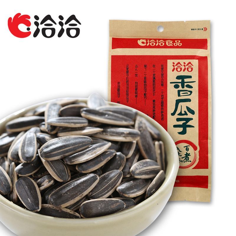 商品詳細 【商品名】 洽洽 香瓜子（五香味）ひまわりの種 【内容量】 260g 【原材料】 ひまわりの種、食塩、香辛料、調味料、甘味料 【賞味期限】 商品パッケージに記載 【原産国】 中国 【保存方法】 直射日光、高温多湿を避けて常温で保存してください 【商品説明】 ひまわりの種は日本では最近注目され始めている健康食品です。良質のたんぱく質、マグネシウム、カルシウム、カリウム、鉄分、ビタミンEやBなどの栄養が含まれていて、疲労回復、高血圧&#12539;貧血を防ぎ、脂肪を燃焼させる上、若返りの効果があると言われています。 またトリプトファンというアミノ酸には睡眠&#12539;起床&#12539;体温調節などの性体リズムを正常にたもつ働きがあります。