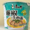 商品詳細 【商品名】 藤椒牛肉麺(碗) 【原材料】 麺の成分: 小麦粉、じゃがいもでんぷ、パーム油、小麦グルテン、塩 スープ成分: 藤椒油、牛肉エキス、食塩、ネギ、赤唐辛子、酵母エキス、人参、キャベツ、味付け牛肉、卵粉末、砂糖、コーン油 【内容量】 107g(麺85g) 【賞味期限】 商品パッケージに記載 【原産国】 中国 【保存方法】 直射日光を避け、常温で保存してください 【商品説明】 中国に人気の牛肉ラーメンです。 濃厚の牛肉スープ、味は酸っぱい辛いです。 「牛肉麺」は日本ではあまりメジャーではありませんが、海外では屋台も多く、家庭でもよく作られるソウルフード。 【食べ方】 袋を開けてすぐに食べて、お湯で泡を立てて、もし空気が漏れて、膨張したら、お店に連絡してください