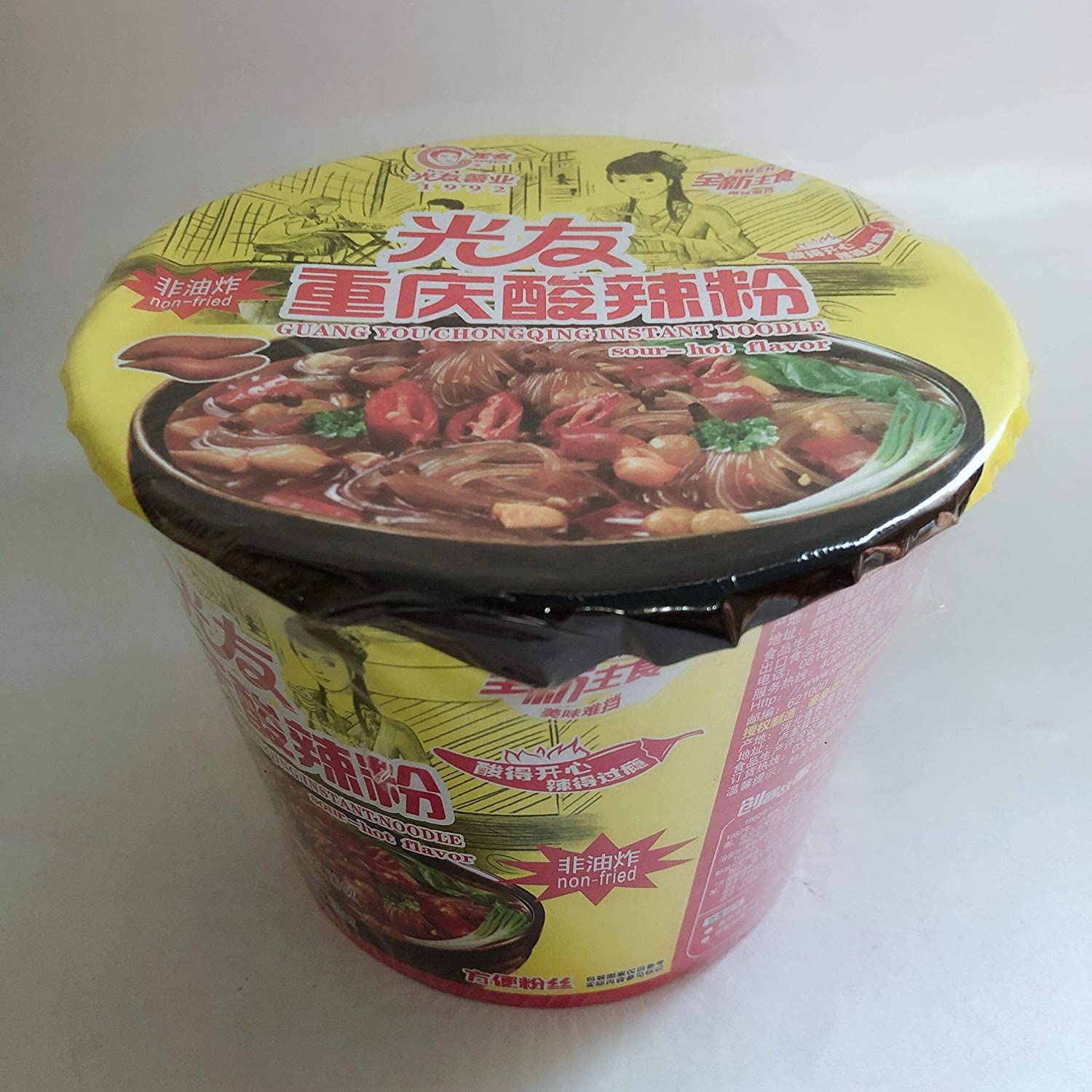 商品詳細 【商品名】 光友即席春雨重慶サンラー味105g（カップ）/光友重慶酸辣粉105g（碗） 【原材料】 植物油、砂糖、食塩、香辛料、ゴマ、生姜、ネギ、唐辛子、大豆、グルタミン酸、酢　春雨：さといも澱粉、トウモロコシ澱粉、タピオカ澱粉 【内容量】 105g 【賞味期限】 商品パッケージに記載 【原産国】 中国 【保存方法】 直射日光を避け、常温で保存してください。 【商品説明】 中華本場の味、油で揚げなくて、酸っぱくて辛くて、健康な中華食材です。