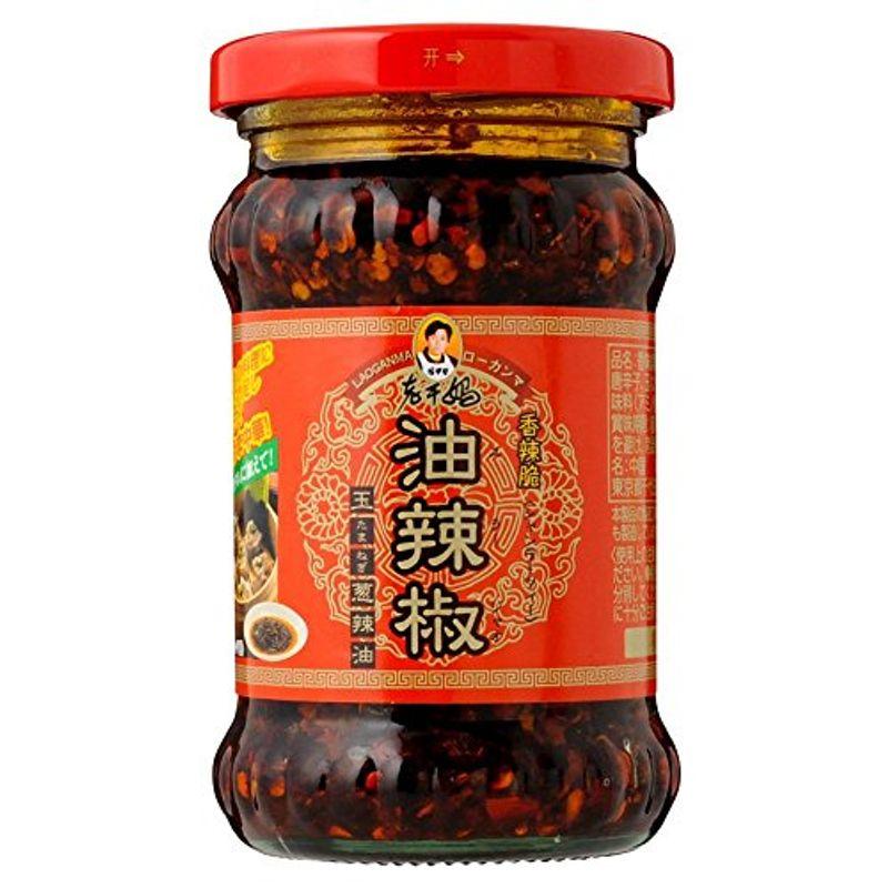 商品詳細 【商品名】 老干媽 香辣脆油辣椒(玉ねぎラー油) 【原材料】 大豆油、唐辛子、玉ねぎ、大豆、食塩、砂糖、花椒、調味料(アミノ酸) 【内容量】 210 【栄養成分表(100gあたり)】 エネルギ：604Kcal たんぱく質：14.3g 脂質：51.5 炭水化物：20.7g 食塩相当量：4.575g 【賞味期限】 商品パッケージに記載 【原産国】 中国 【保存方法】 直射日光を避け、常温で保存してください。 【商品説明】 細切り豚肉と「辣椒」が効いたパンチのあるラー油。 唐辛子の辛味と干し肉の深い味わいが広がり最後に山椒のさっぱりした風味がが残ります。 漬けダレだどにもそのままご利用いただきます。