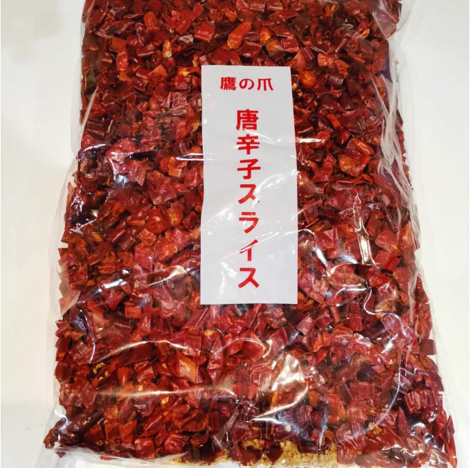 商品詳細 【商品名】 鷹の爪唐辛子三切段 【原材料】 唐辛子 【内容量】 1kg 【賞味期限】 商品パッケージに記載 【原産国】 中国 【保存方法】 直射日光を避け、常温で保存してください。 【商品説明】 唐辛子には免疫力アップの効果があり、風邪や感染症に対する抵抗力が2～3倍上昇するといわれています。 また、唐辛子に含まれるカプサイシンは、沈着した脂肪を燃焼してくれるアドレナリンの分泌を促します。