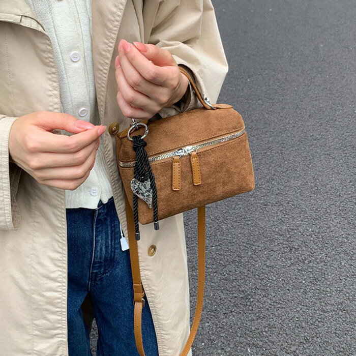 スエード調 ショルダーバッグ レディース 斜めがけ スエード バッグ 小さめ ハンドバッグ 2way スウェード バッグ 手提げバッグ 肩掛けバッグ ミニバッグ ボストンバッグ かばん ミニショルダーバッグ 柔らか きれいめ 大人 可愛い 小さい おしゃれ 秋 冬 送料無料のサムネイル