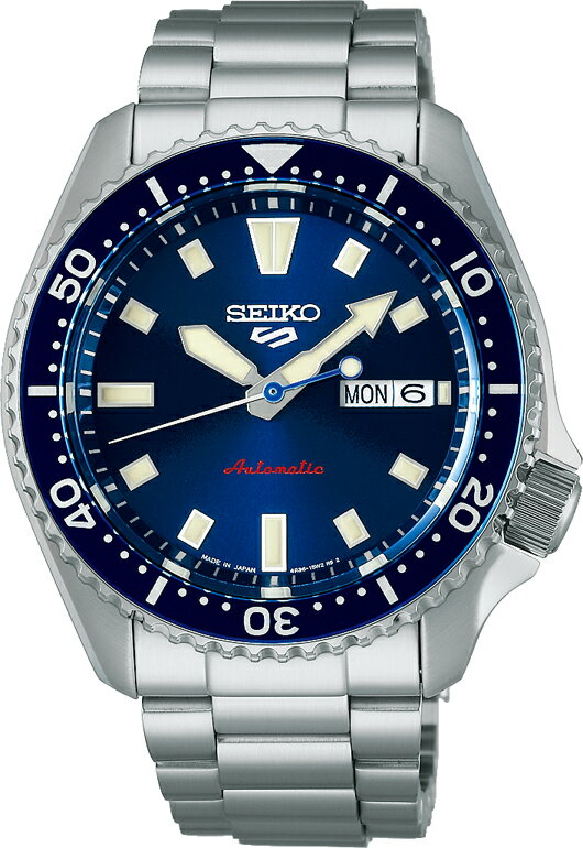 駆動方式 機械式（自動巻き、手巻きつき） Cal.4R36 精度：日差＋45秒〜−35秒 駆動期間：最大巻上時約41時間持続 ケース幅 42.5×46mm ケース厚 13.9mm ケース素材 ステンレススチール バンド素材 ステンレススチール（ワンプッシュ三つ折れ方式中留） 防水 10気圧 重さ 187g 備考 カーブハードレックスガラス 逆回転防止ベゼル ダブルロック中留 シースルーバック スクリューバック 秒針停止機能 カレンダー（日付・曜日）機能つき 石数 24石 ルミブライト（針・インデックス） 保証期間 正規メーカー保証3年オリジナルSKXの人気アーカイブである「SKX399」のデザインをベースにした新SKXデザインが登場。 「SKX399」のダイヤルデザインを質感高い植え略字を用いてオマージュし、針形状もオリジナルのデザインをベースにブラッシュアップ。 また、当時のオリジナルSKXにおいて通称御三家カラーだったブラック、ブルー、オレンジのダイヤルに加え、海外を中心に人気の高いイエローをレギュラーモデルとして初採用。 ベゼル表示板には、艶やかなハードレックスガラスを採用。 （SBSA303・SBSA305）メタルブレスレットは、重量感ある無垢素材を用いた新デザイン。 （SBSA307・SBSA309）シリコンストラップは、腕なじみがよくアクティブなスタイルにもマッチする新デザイン。