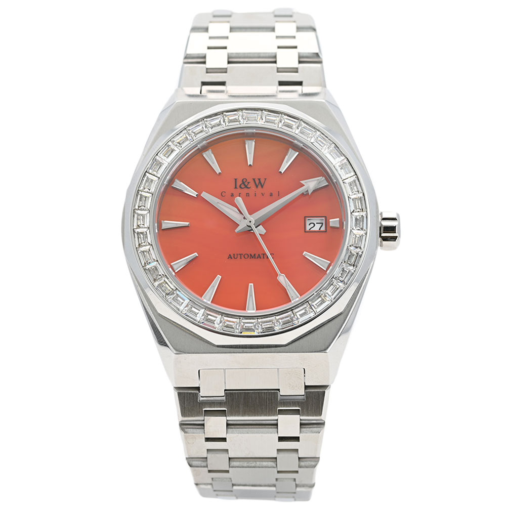 特徴 駆動方式 自動巻き 機能 日付け表示 3針 防水 5気圧防水 サイズ 本体サイズ 縦×横×厚：約51.2×42×11.8mm 重さ 約181.5g バンドサイズ 最小〜最大：約14〜19cm 素材 風防素材 サファイヤ ケース素材 ステンレス ケースカラー シルバー ベゼルカラー シルバー 文字盤カラー オレンジ 【ご注意】文字盤の模様について本商品の文字盤には、1点ごとに表情が異なるデザインを採用しております。 製造工程上、お届けする商品の模様の出方は、掲載写真と完全に一致するものではございません。世界に一つだけの、お手元に届いた個体ならではの風合いをお楽しみください。 バンド素材 ステンレス バンドカラー シルバー 備考 マニュアル 英語 商品ケース i&W Carnival製ボックス 保証書 弊社1年保証 備考 仕入情報 弊社輸入商品(新品並行輸入)伝統と革新が織りなす、日常に寄り添うラグジュアリー I&W Carnival（アイアンドダブリュー カーニバル）は、革新と洗練を掲げるウォッチブランドです。 ブランド名「I&W」は「I & World（私と世界）」を意味し、高品質と新しいファッションをあなたの世界にもたらし、 自信と非凡な気質を持った新しい「あなた」を創造するという理念が込められています。