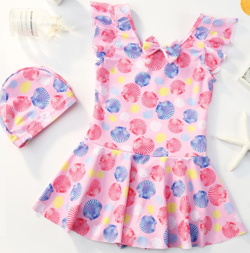 商品説明素材 ■綿、ナイロン セット内容 ■水着+帽子 カラー■写真に参考してください。 サイズ（cm） ▲M 対応身長90-100CM ▲L 対応身長100-110CM ▲XL 対応身長110-120CM ▲2XL 対応身長120-130CM ▲3XL 対応身長130-140CM ▲4XL 対応身長140-150CM ▲5XL 対応身長150-160CM ◆※表記寸法と実寸値の多少の誤差はご容赦ください。 ご注意：スリムバージョン商品のため、ご購入の際に、必ず当社記載のサイズ表をご確認の上、ご購入をお願いいたします。 注意 ●入荷・生産時期によっては、商品の色味、刺繍の形やデザイン、コサージュの色・形など多少異なる場合もございます。また、繊細な部分はほつれやすいので、ご購入の際はあらかじめご了承下さい。&nbsp; ●ラメが付いている商品は、性質上ラメが取れやすくなっております。ご購入の際はあらかじめご了承下さい。&nbsp; ●多少の破れ、引っ掻き傷があります。&nbsp;●縫製ずれが生じています。&nbsp; ●縫製皺があります。&nbsp; ●【糸ホツレ】【接着剤】【細かい汚れ】【輸送の際のシワ】などの点はご着用するのに問題がない許容範囲とさせて頂いております。&nbsp; ●ページの閲覧環境によって、掲載写真と実際の商品の色合いが異なる場合があります。&nbsp; ●モデルに小物を使う場合がございますが、商品に含まれませんのでご了承下さい。&nbsp; ●製造過程・出荷過程の間に出来た細かなキズ・ヨゴレなど気付かない場合がございます。お店で購入するような完璧品をお求めの方・細かい部分まで気になさる方は、ご購入をご遠慮ください。&nbsp; ●商品の仕様は、製造元の都合により予告なく変更することがあります。また、突然の欠品等で商品手配の遅れや手配ができない場合がございますので、ご了承ください。&nbsp; ●一部商品はボタンの穴が開いていない場合もございますが、不良品ではございませんのでご了承ください。&nbsp; ●土日祝祭日のご注文およびお問い合わせへの弊社からのご連絡は、翌営業日となります。&nbsp; ●お届けした商品に不備がございましたら、お届け後7日以内にご連絡ください。早急に対応させていただきます。なお期日を過ぎた場合はお受け致しかねますので予めご了承ください。&nbsp; ●海外製品のため、詳細タグなし&nbsp;◆モニターの発色具合により実際の色と異なることがあります。&nbsp;