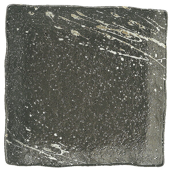 ●型番：65-51632063 ●サイズ（約）：直径17.2×3.3cm ●産地：日本製 ●材質：磁器 ●レンジ可能　食洗機可能　オーブン不可 ※サイズは食器の厚みを含むサイズです。 ※サイズ・重量・容量・色味は多少の誤差がございます。 ※商品画像の小物はイメージです。商品には含まれません。 【和食器/皿/角中皿/黒系/15〜25cm】 陶器屋プロは産地直送、だから格安の食器販売ができます。 陶器屋プロの食器は、陶磁器の生産シェア日本一を誇る岐阜県土岐市をはじめとする「美濃焼」が中心です。 美濃焼には伝統的な織部や志野をはじめ、織部・志野・黄瀬戸・染付け・赤絵・青白磁の器など様々あります。 他にも人気の波佐見焼・備前焼・有田焼や、おしゃれでモダンな器まで製作しており産地直送で格安で販売。 また、家庭用食器から飲食店で使う業務用食器まで、格安食器から陶芸作家の手造り作品など幅広く取り扱っております。 飲食店様の店舗開店・開業の際のトータルコーディネートや名入れ食器も対応いたします。 お探しの器がある方や、納期・数量・ご予算などご要望がございましたら何でもお気軽にご相談ください。●型番：65-51632063 ●サイズ（約）：直径17.2×3.3cm ●産地：日本製 ●材質：磁器 ●レンジ可能　食洗機可能　オーブン不可 ※サイズは食器の厚みを含むサイズです。 ※サイズ・重量・容量・色味は多少の誤差がございます。 ※商品画像の小物はイメージです。商品には含まれません。 【和食器/皿/角中皿/黒系/15〜25cm】 11111111