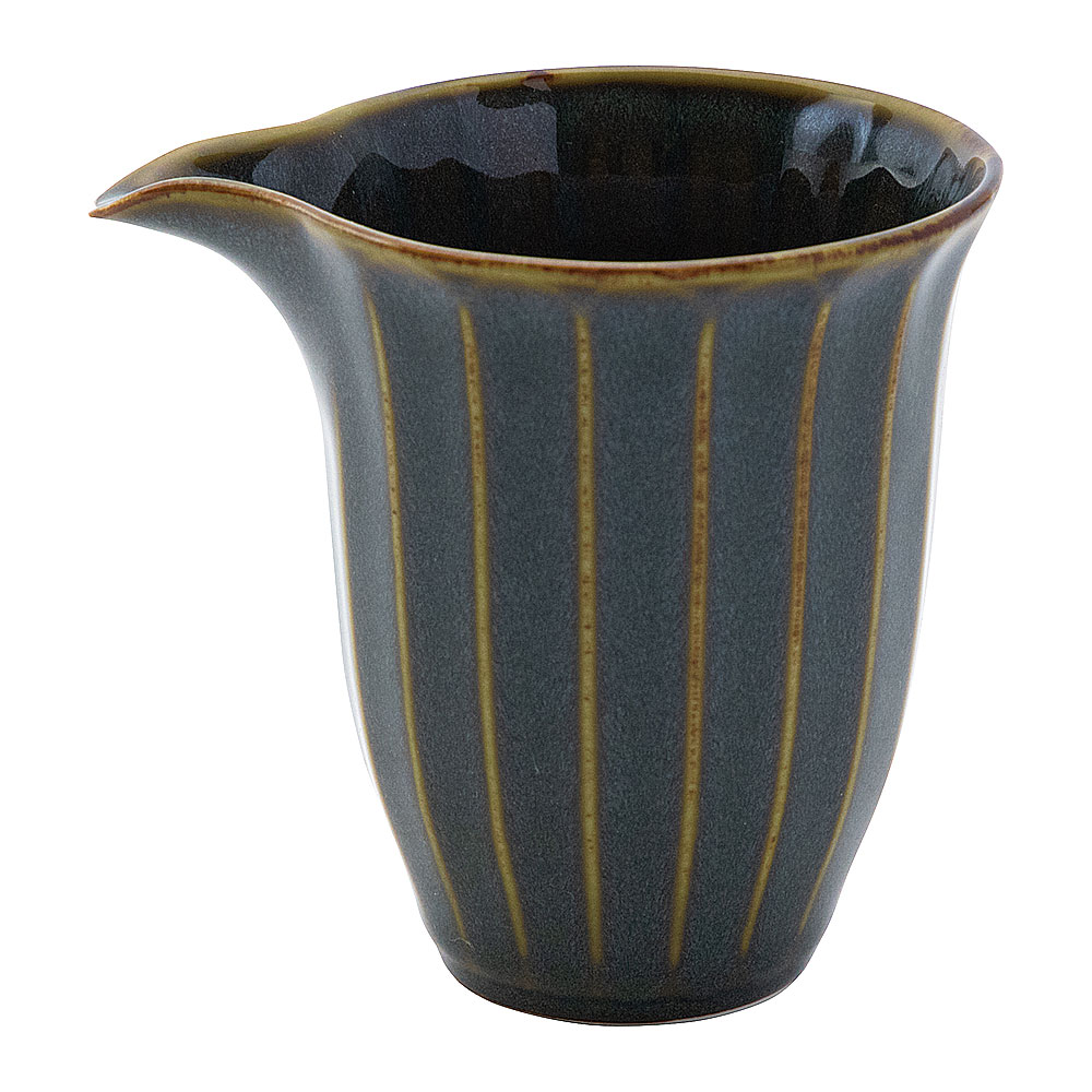 ●型番：65-56170058 ●サイズ（約）：11.3×9.2×10.3cm ●容量（約）：330cc ●産地：日本製 ●材質：陶磁器 ●レンジ可能　食洗機可能　オーブン不可※サイズは食器の厚みを含むサイズです。 ※サイズ・重量・容量・色味は多少の誤差がございます。 ※商品画像の小物はイメージです。商品には含まれません。 【和食器/酒器/徳利・ぐい呑み・おちょこ/徳利/緑系/15cm以下】 陶器屋プロは産地直送、だから格安の食器販売ができます。 陶器屋プロの食器は、陶磁器の生産シェア日本一を誇る岐阜県土岐市をはじめとする「美濃焼」が中心です。 美濃焼には伝統的な織部や志野をはじめ、織部・志野・黄瀬戸・染付け・赤絵・青白磁の器など様々あります。 他にも人気の波佐見焼・備前焼・有田焼や、おしゃれでモダンな器まで製作しており産地直送で格安で販売。 また、家庭用食器から飲食店で使う業務用食器まで、格安食器から陶芸作家の手造り作品など幅広く取り扱っております。 飲食店様の店舗開店・開業の際のトータルコーディネートや名入れ食器も対応いたします。 お探しの器がある方や、納期・数量・ご予算などご要望がございましたら何でもお気軽にご相談ください。●型番：65-56170058 ●サイズ（約）：11.3×9.2×10.3cm ●容量（約）：330cc ●産地：日本製 ●材質：陶磁器 ●レンジ可能　食洗機可能　オーブン不可※サイズは食器の厚みを含むサイズです。 ※サイズ・重量・容量・色味は多少の誤差がございます。 ※商品画像の小物はイメージです。商品には含まれません。 【和食器/酒器/徳利・ぐい呑み・おちょこ/徳利/緑系/15cm以下】