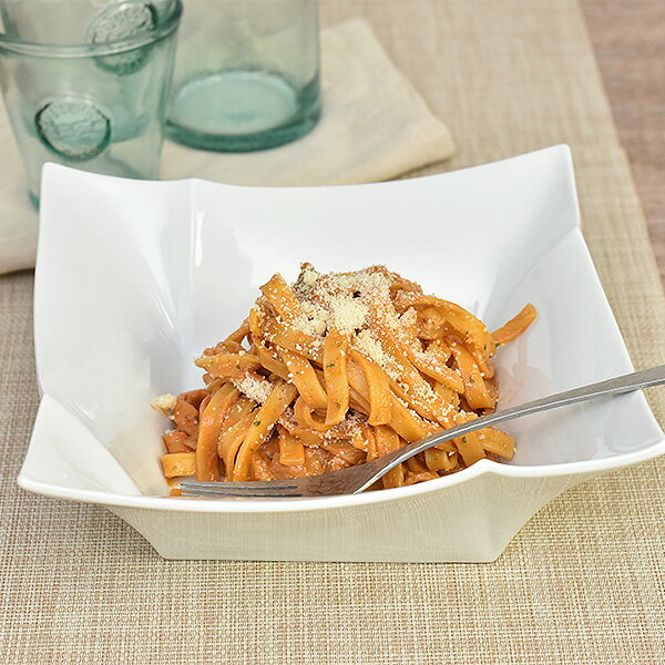 ●型番：g-2346-11 ●サイズ（約）：21×21×7.5cm ●重量（約）：658g ●材質：陶磁器 ●レンジ可能　食洗機可能　オーブン不可 スクエアのフォルムの中に、浮き上がるようなラインが入った洗練された雰囲気のボウルです。 21...