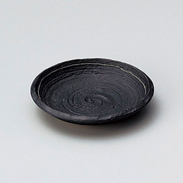 ●型番：29-229-249-ro ●サイズ（約）：直径8.8×1.7cm ●重量（約）：62g ●産地：日本製 美濃焼 ●素材：陶器…ここでは土物も含みます。多孔質のため、磁器に比べて強度は低い素材です。熱は磁器より伝わりにくい素材といえます。 ●レンジ可能　食洗機可能　オーブン不可 ※サイズは食器の厚みを含むサイズです。 ※サイズ・重量・容量・色味は多少の誤差がございます。 ※商品画像の小物はイメージです。商品には含まれません。 【和食器/皿/小皿/黒系/15cm以下】 陶器屋プロは産地直送、だから格安の食器販売ができます。 陶器屋プロの食器は、陶磁器の生産シェア日本一を誇る岐阜県土岐市をはじめとする「美濃焼」が中心です。 美濃焼には伝統的な織部や志野をはじめ、織部・志野・黄瀬戸・染付け・赤絵・青白磁の器など様々あります。 他にも人気の波佐見焼・備前焼・有田焼や、おしゃれでモダンな器まで製作しており産地直送で格安で販売。 また、家庭用食器から飲食店で使う業務用食器まで、格安食器から陶芸作家の手造り作品など幅広く取り扱っております。 飲食店様の店舗開店・開業の際のトータルコーディネートや名入れ食器も対応いたします。 お探しの器がある方や、納期・数量・ご予算などご要望がございましたら何でもお気軽にご相談ください。●型番：29-229-249-ro ●サイズ（約）：直径8.8×1.7cm ●重量（約）：62g ●産地：日本製 美濃焼 ●素材：陶器…ここでは土物も含みます。多孔質のため、磁器に比べて強度は低い素材です。熱は磁器より伝わりにくい素材といえます。 ●レンジ可能　食洗機可能　オーブン不可 ※サイズは食器の厚みを含むサイズです。 ※サイズ・重量・容量・色味は多少の誤差がございます。 ※商品画像の小物はイメージです。商品には含まれません。 【和食器/皿/小皿/黒系/15cm以下】 陶器屋プロの皿について 【大皿】 家族分のおかずの盛り付け、おもてなしの大皿料理に。そして、パスタとサラダ、ご飯とおかず数種でワンプレートの盛り付けを楽しむことが出来ます。ホームパーティーやお友達とのおうちごはんにおすすめ。お鍋の野菜を盛ったり、すき焼きの具材を盛ったり、プロ使用にも。 【中皿】 盛り皿として、一人用プレートとしても便利なサイズ。パスタ皿、カレー皿として便利。取り皿・ケーキ皿・サラダ皿や一人分のお刺身の盛り付けなど、日常で一番活躍するサイズ。お子様のおやつやおかずの取り分けなど子供用食器にも。丸皿、長皿、四角皿など、形の違いも楽しめます。 【小皿】 取皿・和菓子皿・デザート皿・お醤油皿・フルーツ・漬物皿に。時には小さめの取り皿として使える便利なサイズ。ティータイムにお菓子皿・ケーキ皿・和菓子皿としても便利。醤油や油を気にせず使える磁器と、土の風合いを楽しめる陶器と色々揃えたいお皿。小皿は、カラフル小皿・白い小皿・黒い小皿・藍色・青色・赤色と豊富です。 【豆皿】 豆皿は、薬味・塩・しょうゆなどを盛るのにちょうどいいサイズ。箸置代わりにも使えます。小さいお皿なので、赤・黄色・青とカラフルな豆皿も人気です。食卓にかわいいアクセントとなります。大皿やプレートにのせて使うのも、おしゃれな使い方！