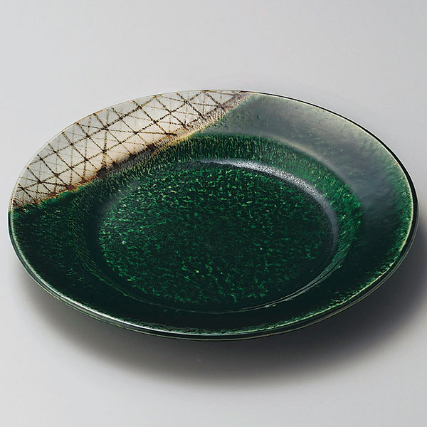 ●型番：29-202-079-to ●サイズ（約）：直径24.8×3cm ●重量（約）：663g ●産地：日本製 美濃焼 ●素材：陶器…ここでは土物も含みます。多孔質のため、磁器に比べて強度は低い素材です。熱は磁器より伝わりにくい素材といえます。 ●レンジ可能　食洗機可能　オーブン不可 ※サイズは食器の厚みを含むサイズです。 ※サイズ・重量・容量・色味は多少の誤差がございます。 ※商品画像の小物はイメージです。商品には含まれません。 【和食器/皿/丸中皿/緑系/15〜25cm】 陶器屋プロは産地直送、だから格安の食器販売ができます。 陶器屋プロの食器は、陶磁器の生産シェア日本一を誇る岐阜県土岐市をはじめとする「美濃焼」が中心です。 美濃焼には伝統的な織部や志野をはじめ、織部・志野・黄瀬戸・染付け・赤絵・青白磁の器など様々あります。 他にも人気の波佐見焼・備前焼・有田焼や、おしゃれでモダンな器まで製作しており産地直送で格安で販売。 また、家庭用食器から飲食店で使う業務用食器まで、格安食器から陶芸作家の手造り作品など幅広く取り扱っております。 飲食店様の店舗開店・開業の際のトータルコーディネートや名入れ食器も対応いたします。 お探しの器がある方や、納期・数量・ご予算などご要望がございましたら何でもお気軽にご相談ください。●型番：29-202-079-to ●サイズ（約）：直径24.8×3cm ●重量（約）：663g ●産地：日本製 美濃焼 ●素材：陶器…ここでは土物も含みます。多孔質のため、磁器に比べて強度は低い素材です。熱は磁器より伝わりにくい素材といえます。 ●レンジ可能　食洗機可能　オーブン不可 ※サイズは食器の厚みを含むサイズです。 ※サイズ・重量・容量・色味は多少の誤差がございます。 ※商品画像の小物はイメージです。商品には含まれません。 【和食器/皿/丸中皿/緑系/15〜25cm】 陶器屋プロの皿について 【大皿】 家族分のおかずの盛り付け、おもてなしの大皿料理に。そして、パスタとサラダ、ご飯とおかず数種でワンプレートの盛り付けを楽しむことが出来ます。 ホームパーティーやお友達とのおうちごはんにおすすめ。 お鍋の野菜を盛ったり、すき焼きの具材を盛ったり、プロ使用にも。 【中皿】 盛り皿として、一人用プレートとしても便利なサイズ。パスタ皿、カレー皿として便利。 取り皿・ケーキ皿・サラダ皿や一人分のお刺身の盛り付けなど、日常で一番活躍するサイズ。 お子様のおやつやおかずの取り分けなど子供用食器にも。 丸皿、長皿、四角皿など、形の違いも楽しめます。 【小皿】 取皿・和菓子皿・デザート皿・お醤油皿・フルーツ・漬物皿に。時には小さめの取り皿として使える便利なサイズ。 ティータイムにお菓子皿・ケーキ皿・和菓子皿としても便利。醤油や油を気にせず使える磁器と、土の風合いを楽しめる陶器と色々揃えたいお皿。 小皿は、カラフル小皿・白い小皿・黒い小皿・藍色・青色・赤色と豊富です。 【豆皿】 豆皿は、薬味・塩・しょうゆなどを盛るのにちょうどいいサイズ。箸置代わりにも使えます。 小さいお皿なので、赤・黄色・青とカラフルな豆皿も人気です。食卓にかわいいアクセントとなります。 大皿やプレートにのせて使うのも、おしゃれな使い方！