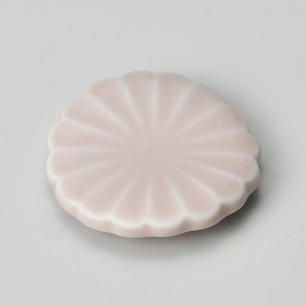 ●型番：29-279-289-ka ●サイズ（約）：直径4.6×0.9cm ●産地：日本製 ●素材：磁器 ●レンジ可能　食洗機可能　オーブン不可 ※サイズは食器の厚みを含むサイズです。※サイズ・重量・容量・色味は多少の誤差がございます。※商品画像の小物はイメージです。商品には含まれません。 【サイズ別/約5cm/和食器,箸,箸置,カトラリー,卓上小物,箸置/ピンク系】 陶器屋プロは産地直送、だから格安の食器販売ができます。 陶器屋プロの食器は、陶磁器の生産シェア日本一を誇る岐阜県土岐市をはじめとする「美濃焼」が中心です。 美濃焼には伝統的な織部や志野をはじめ、織部・志野・黄瀬戸・染付け・赤絵・青白磁の器など様々あります。 他にも人気の波佐見焼・備前焼・有田焼や、おしゃれでモダンな器まで製作しており産地直送で格安で販売。 また、家庭用食器から飲食店で使う業務用食器まで、格安食器から陶芸作家の手造り作品など幅広く取り扱っております。 飲食店様の店舗開店・開業の際のトータルコーディネートや名入れ食器も対応いたします。 お探しの器がある方や、納期・数量・ご予算などご要望がございましたら何でもお気軽にご相談ください。●型番：29-279-289-ka ●サイズ（約）：直径4.6×0.9cm ●産地：日本製 ●素材：磁器 ●レンジ可能　食洗機可能　オーブン不可 ※サイズは食器の厚みを含むサイズです。※サイズ・重量・容量・色味は多少の誤差がございます。※商品画像の小物はイメージです。商品には含まれません。 【サイズ別/約5cm/和食器,箸,箸置,カトラリー,卓上小物,箸置/ピンク系】