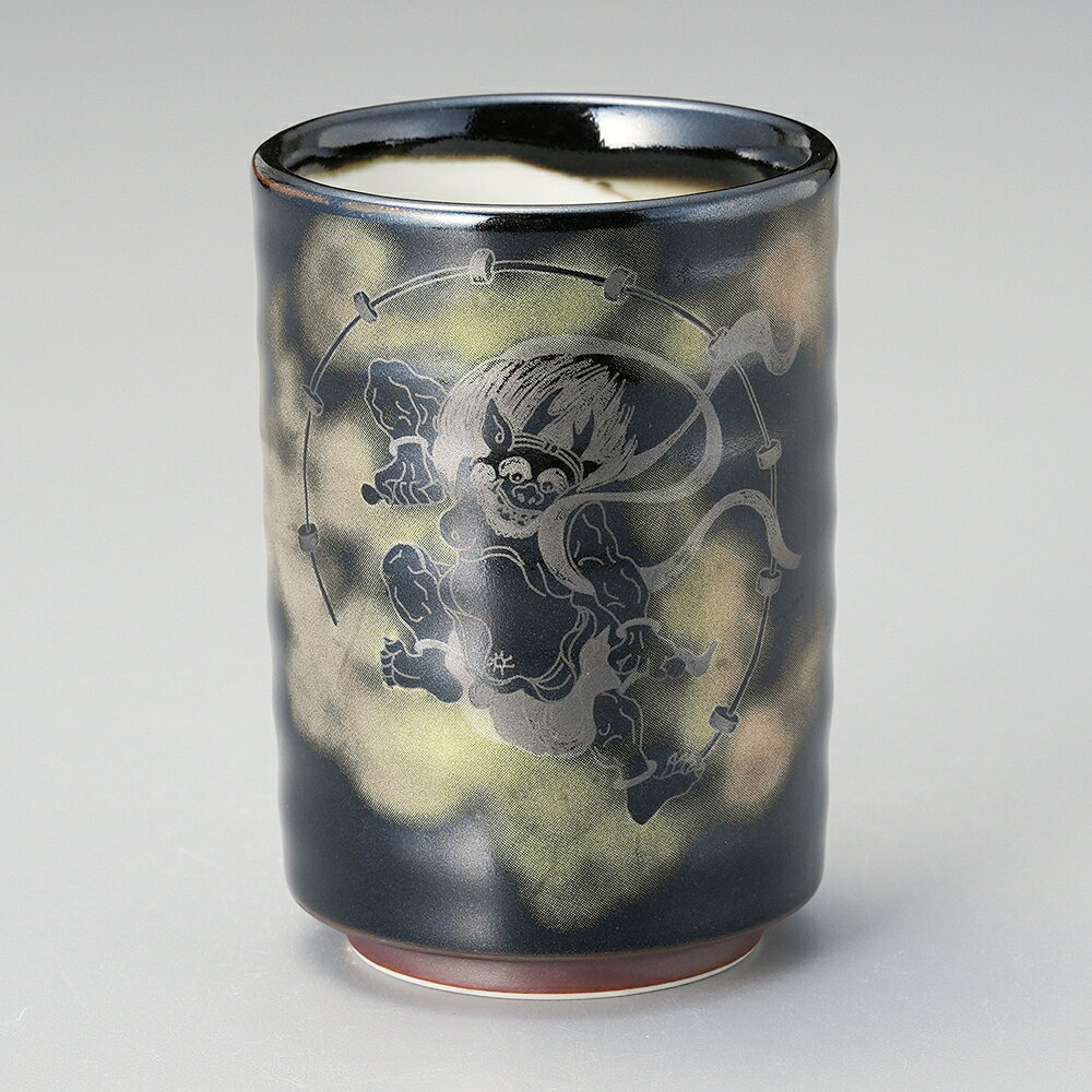 ●型番：29-358-189-ka ●サイズ（約）：直径6.8×9.7cm ●容量（約）：240cc ●産地：日本製 ●素材：陶磁器 ●レンジ可能　食洗機可能　オーブン不可 ※サイズは食器の厚みを含むサイズです。※サイズ・重量・容量・色味は多少の誤差がございます。※商品画像の小物はイメージです。商品には含まれません。 【サイズ別/約7cm/和食器,湯呑,煎茶,抹茶碗,湯呑/黒系】 陶器屋プロは産地直送、だから格安の食器販売ができます。 陶器屋プロの食器は、陶磁器の生産シェア日本一を誇る岐阜県土岐市をはじめとする「美濃焼」が中心です。 美濃焼には伝統的な織部や志野をはじめ、織部・志野・黄瀬戸・染付け・赤絵・青白磁の器など様々あります。 他にも人気の波佐見焼・備前焼・有田焼や、おしゃれでモダンな器まで製作しており産地直送で格安で販売。 また、家庭用食器から飲食店で使う業務用食器まで、格安食器から陶芸作家の手造り作品など幅広く取り扱っております。 飲食店様の店舗開店・開業の際のトータルコーディネートや名入れ食器も対応いたします。 お探しの器がある方や、納期・数量・ご予算などご要望がございましたら何でもお気軽にご相談ください。●型番：29-358-189-ka ●サイズ（約）：直径6.8×9.7cm ●容量（約）：240cc ●産地：日本製 ●素材：陶磁器 ●レンジ可能　食洗機可能　オーブン不可 ※サイズは食器の厚みを含むサイズです。※サイズ・重量・容量・色味は多少の誤差がございます。※商品画像の小物はイメージです。商品には含まれません。 【サイズ別/約7cm/和食器,湯呑,煎茶,抹茶碗,湯呑/黒系】