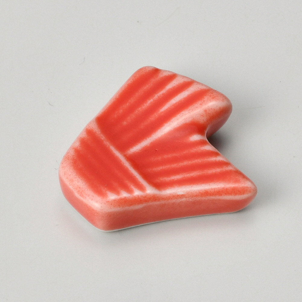 ●型番：29-280-079-ka ●サイズ（約）：3.5×3.4×0.9cm ●産地：日本製 ●素材：磁器 ●レンジ可能　食洗機可能　オーブン不可 ※サイズは食器の厚みを含むサイズです。※サイズ・重量・容量・色味は多少の誤差がございます。※商品画像の小物はイメージです。商品には含まれません。 【サイズ別/約4cm/和食器,箸,箸置,カトラリー,卓上小物,箸置/赤系】 陶器屋プロは産地直送、だから格安の食器販売ができます。 陶器屋プロの食器は、陶磁器の生産シェア日本一を誇る岐阜県土岐市をはじめとする「美濃焼」が中心です。 美濃焼には伝統的な織部や志野をはじめ、織部・志野・黄瀬戸・染付け・赤絵・青白磁の器など様々あります。 他にも人気の波佐見焼・備前焼・有田焼や、おしゃれでモダンな器まで製作しており産地直送で格安で販売。 また、家庭用食器から飲食店で使う業務用食器まで、格安食器から陶芸作家の手造り作品など幅広く取り扱っております。 飲食店様の店舗開店・開業の際のトータルコーディネートや名入れ食器も対応いたします。 お探しの器がある方や、納期・数量・ご予算などご要望がございましたら何でもお気軽にご相談ください。●型番：29-280-079-ka ●サイズ（約）：3.5×3.4×0.9cm ●産地：日本製 ●素材：磁器 ●レンジ可能　食洗機可能　オーブン不可 ※サイズは食器の厚みを含むサイズです。※サイズ・重量・容量・色味は多少の誤差がございます。※商品画像の小物はイメージです。商品には含まれません。 【サイズ別/約4cm/和食器,箸,箸置,カトラリー,卓上小物,箸置/赤系】