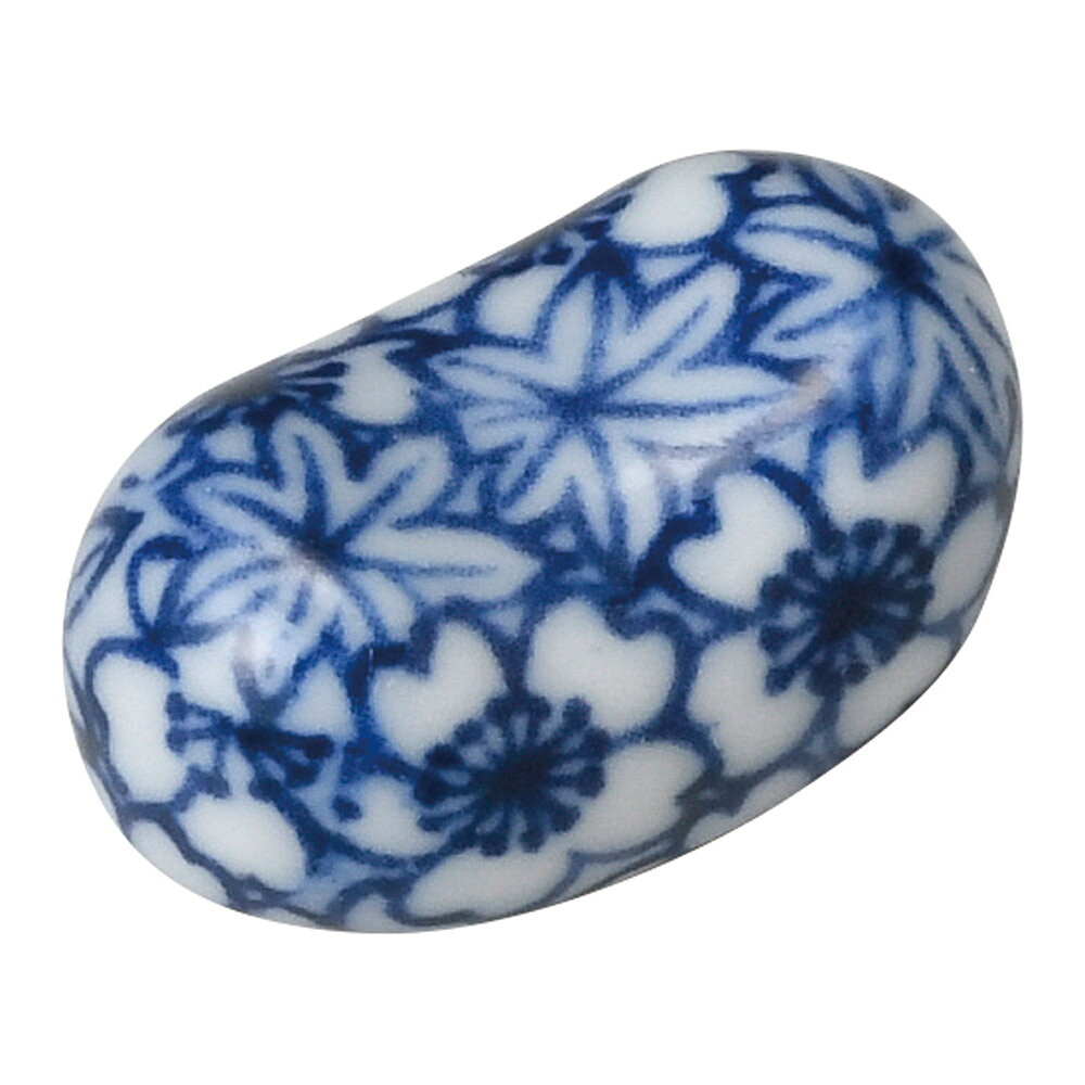●型番：29-282-069-ka ●サイズ（約）：2.8×1.8×1cm ●産地：日本製 ●素材：磁器 ●レンジ可能　食洗機可能　オーブン不可 ※サイズは食器の厚みを含むサイズです。※サイズ・重量・容量・色味は多少の誤差がございます。※商品画像の小物はイメージです。商品には含まれません。 【サイズ別/約3cm/和食器,箸,箸置,カトラリー,卓上小物,箸置/青系】 陶器屋プロは産地直送、だから格安の食器販売ができます。 陶器屋プロの食器は、陶磁器の生産シェア日本一を誇る岐阜県土岐市をはじめとする「美濃焼」が中心です。 美濃焼には伝統的な織部や志野をはじめ、織部・志野・黄瀬戸・染付け・赤絵・青白磁の器など様々あります。 他にも人気の波佐見焼・備前焼・有田焼や、おしゃれでモダンな器まで製作しており産地直送で格安で販売。 また、家庭用食器から飲食店で使う業務用食器まで、格安食器から陶芸作家の手造り作品など幅広く取り扱っております。 飲食店様の店舗開店・開業の際のトータルコーディネートや名入れ食器も対応いたします。 お探しの器がある方や、納期・数量・ご予算などご要望がございましたら何でもお気軽にご相談ください。●型番：29-282-069-ka ●サイズ（約）：2.8×1.8×1cm ●産地：日本製 ●素材：磁器 ●レンジ可能　食洗機可能　オーブン不可 ※サイズは食器の厚みを含むサイズです。※サイズ・重量・容量・色味は多少の誤差がございます。※商品画像の小物はイメージです。商品には含まれません。 【サイズ別/約3cm/和食器,箸,箸置,カトラリー,卓上小物,箸置/青系】
