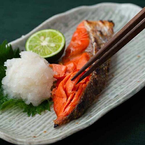 ↑↑↑正確な在庫状況は上記バナー「在庫状況を確認する」をクリックして頂き、必ずご確認ください。&nbsp;&nbsp;880g（80g×11）脂がのった人気の紅鮭を一枚ごと個別真空しました。長期の冷凍保存にも便利。お召し上がりになる分だけを...