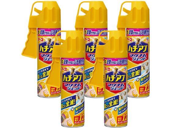 ↑↑↑正確な在庫状況は上記バナー「在庫状況を確認する」をクリックして頂き、必ずご確認ください。&nbsp;&nbsp;【代引不可商品】仕入先よりお客様宅へ直送手配いたします商品です。そのため代引きは対応致しかねます。安心な、反撃させないハチ無力化処方。速効性、致死効果に優れた有効成分配合。ハチの巣や飛び回るハチ・アブを速効駆除。持続成分配合で約1ヵ月巣を作らせない。ハチの巣の駆除に適した、強力大量噴射できるバズーカタイプ。※強力噴射の為約45秒で全て噴射されます。無風時最大12m。（使用環境により異なります）巣には、3mから4mの距離から噴射してください。屋外専用●屋外専用●注文単位：1箱 IPC_05※メーカーの都合により、パッケージ・仕様等は予告なく変更になる場合がございます。【KK9N0D18P】ハチの巣や飛び回るハチやアブを速効駆除します。大容量5本入。