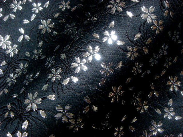 金襴生地 京都西陣織 黒地菊地文に小櫻 (銀箔) 10cm単位 切り売り よさこい 金襴布 金襴 布 和柄 生地 はぎれ 通販 和柄生地 きんらん 金らん 和風 布地のサムネイル