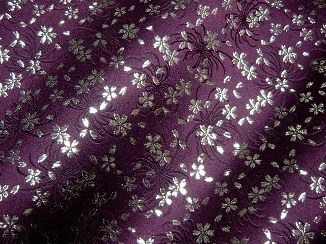 京西陣・金襴 生地 紫地菊地文に小櫻(銀箔) 10cm単位 切り売り 布地 和柄 生地 よさこい きんらん 金らん