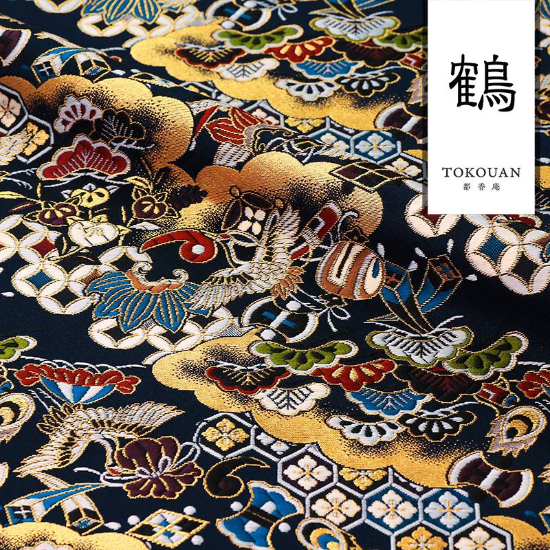 ；和古布材料；江戸縮緬、波に宝尽くし柄の端布 正絹江戸縮緬 古布 紅色 アンティーク ヴィンテージ 希少 古裂 248253