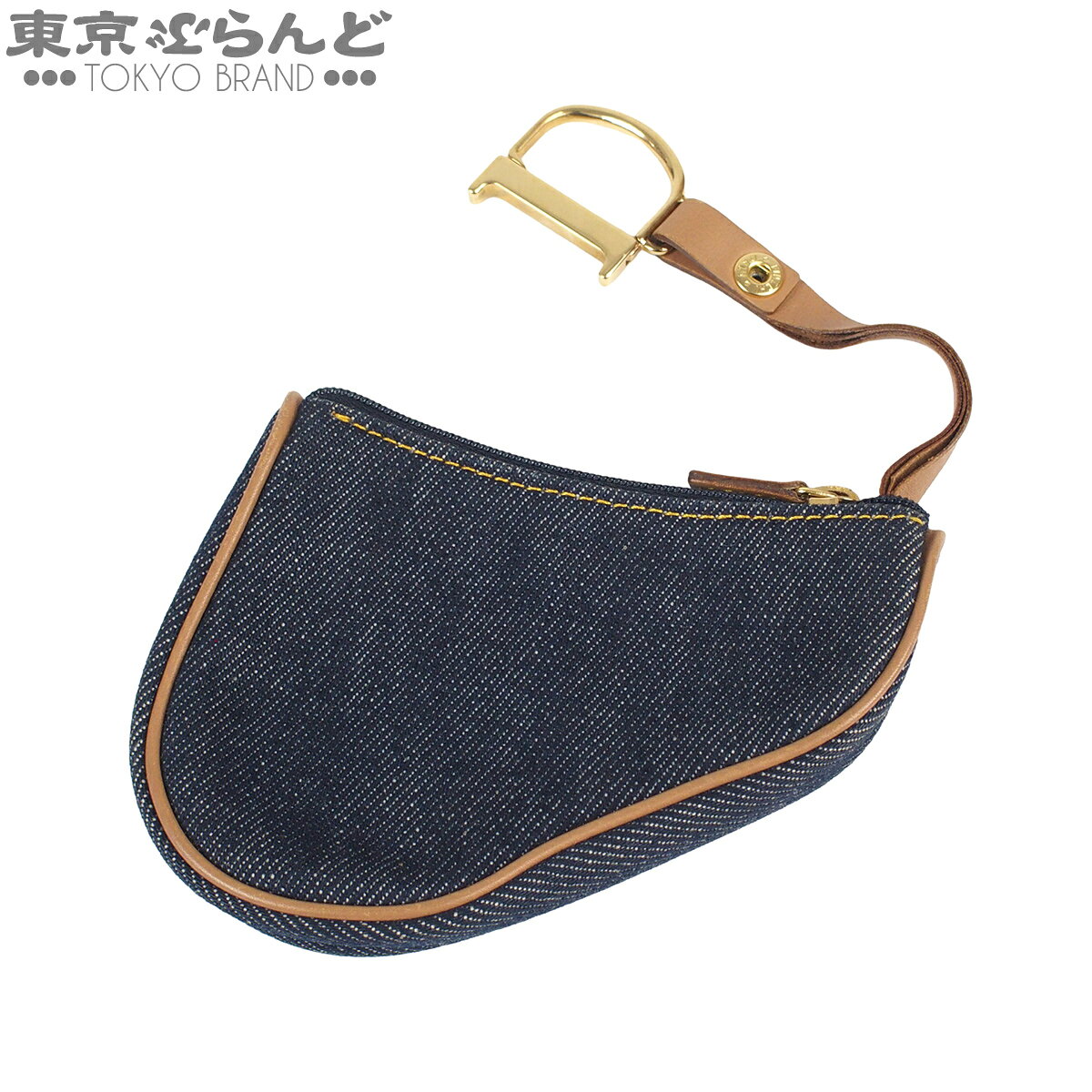 ブランド クリスチャンディオール Christian Dior 　商品名　 サドル 小物入れ 　概　要　開閉式：ファスナー 　主素材　 デニム×レザー 　サイズ　 幅：約11.5cm高さ：約9cmマチ：約2.1cm 　カラー　 インディゴ 　付属品　 証明書(カード) 商品点数 8点　商品状態の基準はコチラからご確認ください 補足説明 [外側] 表面：カドスレ、スレ [内側・その他] 内側：薄汚れ 金具部分：小キズ、スレ 全体的にキレイなコンディションです。 ※ストラップ部分にハガレがあり、画像のように切れがあります。 管理コード 240101851817 AI/ Aズナシモ (45) 26jun02