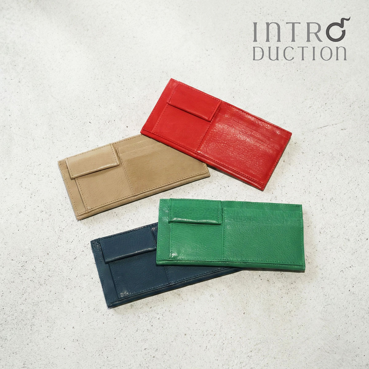 ITEM SPEC COLOR VARIATION ブランド：introduction イントロダクション イントロダクションのお財布と言えばこちら。驚きの薄さと軽さ、そして柔らかさ。キャッシュレス時代だからこそ選ばれる理由がここにあります。薄さは約3mm、軽さは約37gほどという圧倒的な薄さと軽さ。また上質な国産本革を使用しているからこそとても柔らかく、ずっと触っていたいほど上品。一度使うと手放せなくなるほど魅力的。内装カラーは全て共通です。 サイズ：約W17.2×H8.5×D0.3cm重量：約37g カラー：レッドグリーングレージュネイビー 素材：本体:牛革裏地：レーヨン 仕様：内側：カードポケット×3スナップボタン式小銭入れ×1札入れ×2 付属：ブランド専用BOX 備考：日本製※こちらの商品は本革特有のスレ感やシワ、シミなどが強く出ているお財布となり個体差がございます。シワの出方など、お選びいただく事はできません。あらかじめご了承ください。 ご注意ください： ● 商品の画像は、できるだけ商品に近いカラーにて掲載をしております。 お客様のモニターの発色または設定により、実際の色味と異なる場合もあります。あらかじめご了承ください。 ● メーカーサイズ、もしくは実際に測った寸法となります。商品の素材等の個体差により、若干サイズのばらつきがあります。サイズはあくまでも目安としてお考えください。 ● 天然皮革・素材を使用している商品によっては、天然素材の特性上、部位により風合いやシミ・シワ感や焦げ、濃淡など多少の個体差がある場合があります。あらかじめご了承ください。