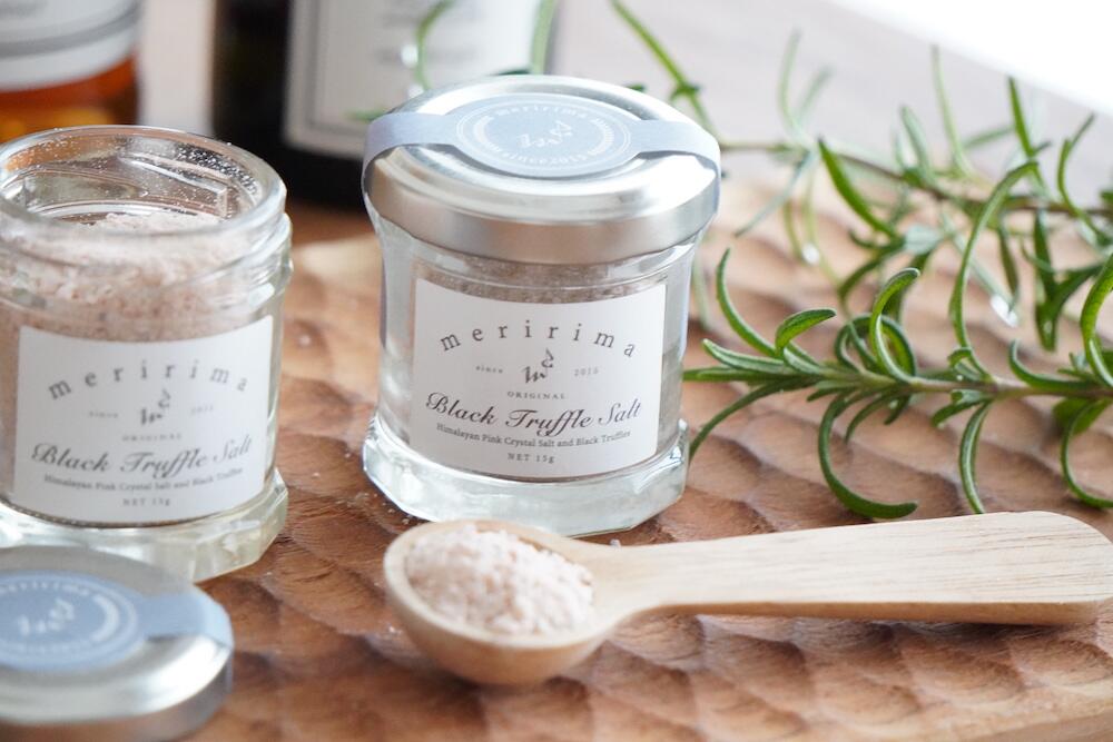 高級感のあるピンク岩塩とトリュフのミニソルトちょっとした手土産やプチギフトにいかがですか オリーブオイルやビネガーと一緒に食卓に置いて華やかに メリリマ トリュフソルト 15g ピンクヒマラヤ岩塩 黒トリュフ塩 Meririma 瓶入り海水塩 プチギフト 天然塩 調味料
