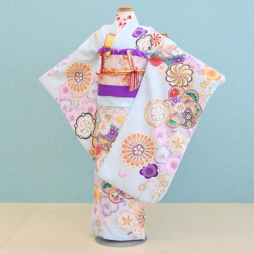 七五三7歳女の子着物のフルセット。 水色地に梅や花柄が入った着物です。古典的感覚の着物です。 動画をご用意しました。ご自宅での着付けをお考えの方は是非ご覧ください。 七五三7歳着物レンタルセット商品詳細 レンタル内容 着物 長襦袢 結び帯 草履 バック 箱せこ 帯あげ 帯締め しごき 扇子 髪飾り 足袋 腰紐（2本） コーリンベルト 伊達締め ※肌着はTシャツなどをご用意ください。 ※補正用にタオル2本が必要な場合があります。 ※帯、小物セット、髪飾り、袖なし襦袢半衿(刺繍衿)等は参考です。写真と異なる場合がございます。コーディネイトは当店におまかせください。 サイズ 身丈133cm、肩裄53cm、袖丈76cm、対応身長110-123cm ※丈は腰のところで調節することができます。 素材 ポリエステル 色・柄 水色/梅・花 ※モニターの発色具合によって実際のものと色が多少異なる場合があります。 注意書き （注）草履は底から水が入ると使用不能になりやすいため、雨や雪の日のお出かけの際は十分ご注意ください。 ◎レンタル期間は通常3泊4日です。ご使用日の2日前にお届け、ご使用日翌日のご返送となります。延長をご希望の場合は、メールにてご連絡下さい。 ※延長料金は一日につきレンタル料金の10％です。ご注文後に合計金額を訂正したメールを送付させていただきますので、ご確認ください。 ※商品・季節によっては承ることができない場合がございます。 ◎ご予約受付期間はご使用日の1年前同日から7営業日前までです。7営業日以内でのご注文に関しましては、商品代金に＋1,000円を追加させて頂きます。配達状況によりお受けできない場合もございますので、予めご了承ください。 ↓　ご予約状況をご確認ください　↓ ◎ご使用日当日が「ご予約不可期間」に含まれていなければ、ご予約可能です。レンタル期間3泊4日を見込んで表示しております。 →他の七五三7歳女の子着物を見る 【070123】七五三7歳着物フルセットレンタル3泊4日 【水色/梅・花】 当日のお出かけも安心の一式揃った七五三フルセットレンタル！