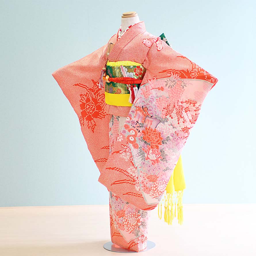 七五三7歳女の子着物のフルセット。 朱色のクラシカルな総絞りの着物です！！御所車の柄といろんな花柄が入っていて落ち着いた雰囲気の感じです。クラシカルな高級感のあるお着物です。 動画をご用意しました。ご自宅での着付けをお考えの方は是非ご覧ください。 七五三7歳着物レンタルセット商品詳細 レンタル内容 着物 長襦袢 結び帯 草履 バック 箱せこ 帯あげ 帯締め しごき 扇子 髪飾り 足袋 腰紐（2本） コーリンベルト 伊達締め ※肌着はTシャツなどをご用意ください。 ※補正用にタオル2本が必要な場合があります。 ※帯、小物セット、髪飾り、袖なし襦袢半衿(刺繍衿)等は参考です。写真と異なる場合がございます。コーディネイトは当店におまかせください。 サイズ 身丈130cm、肩裄53cm、袖丈75cm、対応身長110-123cm ※丈は腰のところで調節することができます。 素材 ポリエステル 色・柄 朱/御所車・絞り ※モニターの発色具合によって実際のものと色が多少異なる場合があります。 注意書き （注）草履は底から水が入ると使用不能になりやすいため、雨や雪の日のお出かけの際は十分ご注意ください。 ◎レンタル期間は通常3泊4日です。ご使用日の2日前にお届け、ご使用日翌日のご返送となります。延長をご希望の場合は、メールにてご連絡下さい。 ※延長料金は一日につきレンタル料金の10％です。ご注文後に合計金額を訂正したメールを送付させていただきますので、ご確認ください。 ※商品・季節によっては承ることができない場合がございます。 ◎ご予約受付期間はご使用日の1年前同日から7営業日前までです。7営業日以内でのご注文に関しましては、商品代金に＋1,000円を追加させて頂きます。配達状況によりお受けできない場合もございますので、予めご了承ください。 ↓　ご予約状況をご確認ください　↓ ◎ご使用日当日が「ご予約不可期間」に含まれていなければ、ご予約可能です。レンタル期間3泊4日を見込んで表示しております。 →他の七五三7歳女の子着物を見る 【070132】七五三7歳着物フルセットレンタル3泊4日 【朱/御所車・絞り】 当日のお出かけも安心の一式揃った七五三フルセットレンタル！