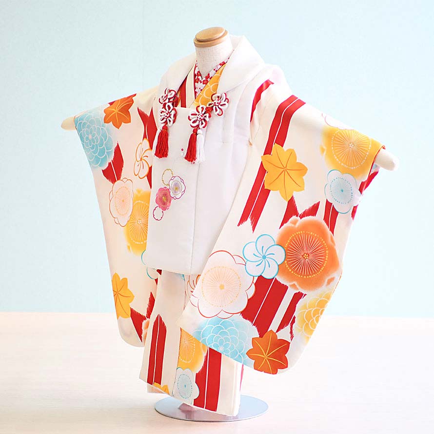 七五三3歳女の子被布フルセット こちらの商品は袴などでも人気の高い矢羽柄のお着物に、秋のお参りにぴったりなもみじ模様が素敵です。 三歳の柄に矢羽柄はとても珍しく目立つこと間違いなし。 こちらの商品は袴などでも人気の高い矢羽柄のお着物に、秋のお参りにぴったりなもみじ模様が素敵です。 三歳の柄に矢羽柄はとても珍しく目立つこと間違いなし。一生に一度の記念にオススメです。 動画をご用意しました。ご自宅での着付けをお考えの方は是非ご覧ください。 七五三着物女の子被布レンタルセット商品詳細 レンタル内容 着物 被布コート 長襦袢 草履 巾着 髪飾り 足袋 腰紐（2本） ※肌着はTシャツなどをご用意ください。 ※帯、小物セット、髪飾り、袖なし襦袢半衿(刺繍衿)等は参考です。写真と異なる場合がございます。コーディネイトは当店におまかせください。 サイズ 身丈78cm、肩裄38cm、袖丈57cm　対応身長90-100cm ※丈は腰のところで調節することができます。 素材 ポリエステル 色・柄 クリーム・白/矢羽・もみじ ※モニターの発色具合によって実際のものと色が多少異なる場合があります。 注意書き （注）草履は水に浸かると使用不能になりやすいため、雨や雪の日のお出かけの際は十分ご注意ください。 ◎レンタル期間は通常3泊4日です。ご使用日の2日前にお届け、ご使用日翌日のご返送となります。延長をご希望の場合は、メールにてご連絡下さい。 ※延長料金は一日につきレンタル料金の10％です。ご注文後に合計金額を訂正したメールを送付させていただきますので、ご確認ください。 ※商品・季節によっては承ることができない場合がございます。 ◎ご予約受付期間はご使用日の1年前同日から7営業日前までです。7営業日以内でのご注文に関しましては、商品代金に＋1,000円を追加させて頂きます。配達状況によりお受けできない場合もございますので、予めご了承ください。 ↓　ご予約状況をご確認ください　↓ ◎ご使用日当日が「ご予約不可期間」に含まれていなければ、ご予約可能です。レンタル期間3泊4日を見込んで表示しております。 →他の七五三3歳女の子被布を見る 【030119】七五三3歳女の子被布フルセットレンタル3泊4日 【クリーム・白/矢羽・もみじ】 こちらの商品は袴などでも人気の高い矢羽柄のお着物に、秋のお参りにぴったりなもみじ模様が素敵です。