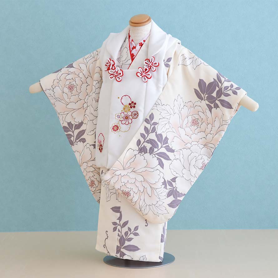 七五三レンタル3歳女の子被布フルセット お祝着として便利にご利用いただけるフルセットレンタル 3泊4日 こちらの商品は落ち着いた色の配色が素敵な被布セットです。大きなお花が可愛らしい印象です。一生に一度の記念にオススメです。 動画をご用意しました。ご自宅での着付けをお考えの方は是非ご覧ください。 七五三着物女の子被布レンタルセット商品詳細 レンタル内容 着物 被布コート 長襦袢 草履 巾着 髪飾り 足袋 腰紐（2本） ※肌着はTシャツなどをご用意ください。※帯、小物セット、髪飾り、袖なし襦袢半衿(刺繍衿)等は参考です。写真と異なる場合がございます。コーディネイトは当店におまかせください。 サイズ 身丈76cm、肩裄40cm、袖丈57cm　対応身長90-100cm ※丈は腰のところで調節することができます。 素材 ポリエステル 色・柄 オフホワイト・白/ぼたん ※モニターの発色具合によって実際のものと色が多少異なる場合があります。 注意書き （注）草履は水に浸かると使用不能になりやすいため、雨や雪の日のお出かけの際は十分ご注意ください。 ◎レンタル期間は通常3泊4日です。ご使用日の2日前にお届け、ご使用日翌日のご返送となります。延長をご希望の場合は、メールにてご連絡下さい。 ※延長料金は一日につきレンタル料金の10％です。ご注文後に合計金額を訂正したメールを送付させていただきますので、ご確認ください。 ※商品・季節によっては承ることができない場合がございます。 ◎ご予約受付期間はご使用日の1年前同日から7営業日前までです。7営業日以内でのご注文に関しましては、商品代金に＋1,000円を追加させて頂きます。配達状況によりお受けできない場合もございますので、予めご了承ください。 ↓　ご予約状況をご確認ください　↓ ◎ご使用日当日が「ご予約不可期間」に含まれていなければ、ご予約可能です。レンタル期間3泊4日を見込んで表示しております。 →他の七五三3歳女の子被布を見る 【030163】七五三3歳女の子被布フルセットレンタル3泊4日 【オフホワイト・白/ぼたん】 七五三レンタル3歳女の子被布フルセット お祝着として便利にご利用いただけるフルセットレンタル 3泊4日。