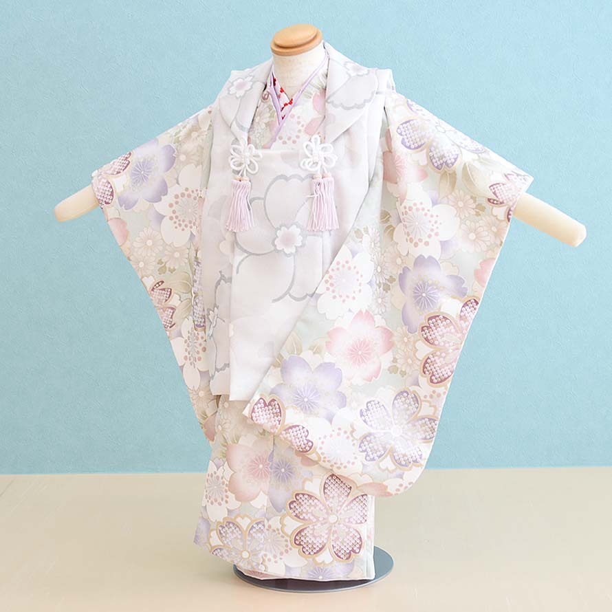 七五三レンタル3歳女の子被布フルセット お祝着として便利にご利用いただけるフルセットレンタル 3泊4日 こちらの商品は素敵な被布セットです。一生に一度の記念にオススメです。 動画をご用意しました。ご自宅での着付けをお考えの方は是非ご覧ください。 七五三着物女の子被布レンタルセット商品詳細 レンタル内容 着物 被布コート 長襦袢 草履 巾着 髪飾り 足袋 腰紐（2本） ※肌着はTシャツなどをご用意ください。※帯、小物セット、髪飾り、袖なし襦袢半衿(刺繍衿)等は参考です。写真と異なる場合がございます。コーディネイトは当店におまかせください。 サイズ 身丈76cm、肩裄40cm、袖丈57cm　対応身長90-100cm ※丈は腰のところで調節することができます。 素材 ポリエステル 色・柄 うす緑・うすグレー/桜 ※モニターの発色具合によって実際のものと色が多少異なる場合があります。 注意書き （注）草履は水に浸かると使用不能になりやすいため、雨や雪の日のお出かけの際は十分ご注意ください。 ◎レンタル期間は通常3泊4日です。ご使用日の2日前にお届け、ご使用日翌日のご返送となります。延長をご希望の場合は、メールにてご連絡下さい。 ※延長料金は一日につきレンタル料金の10％です。ご注文後に合計金額を訂正したメールを送付させていただきますので、ご確認ください。 ※商品・季節によっては承ることができない場合がございます。 ◎ご予約受付期間はご使用日の1年前同日から7営業日前までです。7営業日以内でのご注文に関しましては、商品代金に＋1,000円を追加させて頂きます。配達状況によりお受けできない場合もございますので、予めご了承ください。 ↓　ご予約状況をご確認ください　↓ ◎ご使用日当日が「ご予約不可期間」に含まれていなければ、ご予約可能です。レンタル期間3泊4日を見込んで表示しております。 →他の七五三3歳女の子被布を見る 【030187】七五三3歳女の子被布フルセットレンタル3泊4日 【うす緑・うすグレー/桜】 七五三レンタル3歳女の子被布フルセット お祝着として便利にご利用いただけるフルセットレンタル 3泊4日。