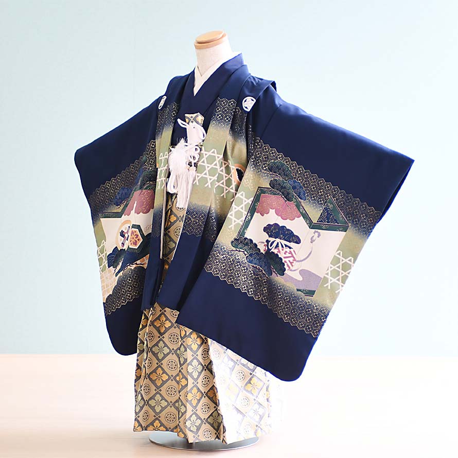 七五三レンタル5歳男の子羽織袴のフルセット。 お祝着として便利にご利用いただけるフルセットレンタル 3泊4日 動画をご用意しました。ご自宅での着付けをお考えの方は是非ご覧ください。 七五三着物羽織袴レンタルセット商品詳細 レンタル内容 羽織 着物 襦袢 袴 角帯 末広 懐剣 羽織紐 お守り 草履 足袋 腰紐（2本） サスペンダー ※肌着はTシャツなどをご用意ください。 ※補正用にタオル1本が必要な場合があります。※小物、袖なし襦袢半衿等は参考です。写真と異なる場合がございます。コーディネイトは当店におまかせください。 サイズ 羽織丈59cm、肩裄51cm、袖丈55cm、袴丈60cm　対応身長110-120cm 素材 ポリエステル 色・柄 紺/たか ※モニターの発色具合によって実際のものと色が多少異なる場合があります。 注意書き （注）雪駄は水に浸かると使用不能になりやすいため、雨や雪の日のお出かけの際は十分ご注意ください。 【ご使用上のお願い】アイロンは基本なさらないでください。跡がでると修復できなくなります。また、袴の裾上げは軽くセロテープで止める程度にし、裾上げテープや安全ピンはご使用にならないでください。次のお客様にも気持ちよくお使いいただくために、お取り扱いには十分ご注意くださるようご協力をお願いいたします。 ◎レンタル期間は通常3泊4日です。ご使用日の2日前にお届け、ご使用日翌日のご返送となります。延長をご希望の場合は、メールにてご連絡下さい。 ※延長料金は一日につきレンタル料金の10％です。ご注文後に合計金額を訂正したメールを送付させていただきますので、ご確認ください。 ※商品・季節によっては承ることができない場合がございます。 ◎ご予約受付期間はご使用日の1年前同日から7営業日前までです。7営業日以内でのご注文に関しましては、商品代金に＋1,000円を追加させて頂きます。配達状況によりお受けできない場合もございますので、予めご了承ください。 ↓　ご予約状況をご確認ください　↓ ◎ご使用日当日が「ご予約不可期間」に含まれていなければ、ご予約可能です。レンタル期間3泊4日を見込んで表示しております。 →他の七五三5歳男の子羽織袴を見る 【050144】七五三5歳羽織袴フルセットレンタル3泊4日 【紺/たか】 七五三レンタル5歳男の子羽織袴のフルセット。 お祝着として便利にご利用いただけるフルセットレンタル 3泊4日