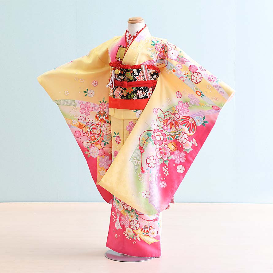 七五三7歳女の子着物のフルセット。 クリーム×ピンクのやさしい色合いと流れるような柄模様が綺麗！ クリームとピンクがやさしい色合いのグラデーションになっており、流れるような柄模様が綺麗なお着物です。大きな鞠と花がとっても華やか。古典で愛らしい雰囲気です。 動画をご用意しました。ご自宅での着付けをお考えの方は是非ご覧ください。 七五三7歳着物レンタルセット商品詳細 レンタル内容 着物 長襦袢 結び帯 草履 バック 箱せこ 帯あげ 帯締め しごき 扇子 髪飾り 足袋 腰紐（2本） コーリンベルト 伊達締め ※肌着はTシャツなどをご用意ください。 ※補正用にタオル2本が必要な場合があります。 ※帯、小物セット、髪飾り、袖なし襦袢半衿(刺繍衿)等は参考です。写真と異なる場合がございます。コーディネイトは当店におまかせください。 サイズ 身丈133cm、肩裄53cm、袖丈76cm、対応身長110-123cm ※丈は腰のところで調節することができます。 素材 ポリエステル 色・柄 クリーム・ピンク/花・まり ※モニターの発色具合によって実際のものと色が多少異なる場合があります。 注意書き （注）草履は底から水が入ると使用不能になりやすいため、雨や雪の日のお出かけの際は十分ご注意ください。 ◎レンタル期間は通常3泊4日です。ご使用日の2日前にお届け、ご使用日翌日のご返送となります。延長をご希望の場合は、メールにてご連絡下さい。 ※延長料金は一日につきレンタル料金の10％です。ご注文後に合計金額を訂正したメールを送付させていただきますので、ご確認ください。 ※商品・季節によっては承ることができない場合がございます。 ◎ご予約受付期間はご使用日の1年前同日から7営業日前までです。7営業日以内でのご注文に関しましては、商品代金に＋1,000円を追加させて頂きます。配達状況によりお受けできない場合もございますので、予めご了承ください。 ↓　ご予約状況をご確認ください　↓ ◎ご使用日当日が「ご予約不可期間」に含まれていなければ、ご予約可能です。レンタル期間3泊4日を見込んで表示しております。 →他の七五三7歳女の子着物を見る 【070053】七五三7歳着物フルセットレンタル3泊4日 【クリーム・ピンク/花・まり】 クリームとピンクがやさしい色合いのグラデーションになっており、流れるような柄模様が綺麗なお着物です。大きな鞠と花がとっても華やか。古典で愛らしい雰囲気です。