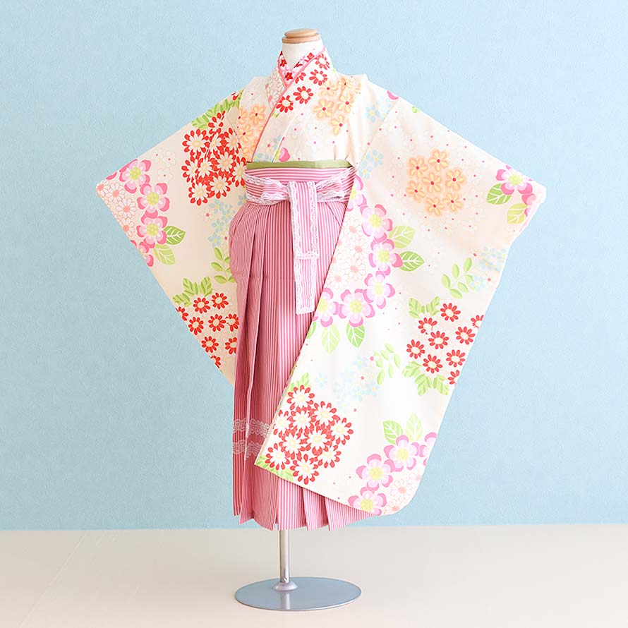 クリーム地に可愛らしい小花が素敵な6〜7歳女の子の袴セット 着物はクリーム地に可愛らしい小花が素敵なお着物です。 袴はピンクにレースが入っております。 卒園式や七五三にぴったりです。 動画をご用意しました。ご自宅での着付けをお考えの方は是非ご覧ください。 女児袴レンタルセット商品詳細 レンタル内容 着物 袴 長襦袢 半幅帯 草履 髪飾り 足袋 腰紐（4本） コーリンベルト 伊達締め(2本) ※肌着はTシャツなどをご用意ください。 ※補正用にタオル2本が必要な場合があります。※帯、小物セット、髪飾り、袖なし襦袢半衿(刺繍衿)等は参考です。写真と異なる場合がございます。コーディネイトは当店におまかせください。 サイズ 着物：身丈132cm、肩裄53cm、袖丈75cm、対応身長110-120cm 袴：袴丈65cm ※胸下から袴を着付けると見栄えが良くなります。対応身長はそのあたりも加味した身長となっております。 素材 ポリエステル 色・柄 クリーム/小花|ピンク/レース ※モニターの発色具合によって実際のものと色が多少異なる場合があります。 注意書き （注）草履は底から水が入ると使用不能になりやすいため、雨や雪の日のお出かけの際は十分ご注意ください。 ◎レンタル期間は通常3泊4日です。ご使用日の2日前にお届け、ご使用日翌日のご返送となります。延長をご希望の場合は、メールにてご連絡下さい。 ※延長料金は一日につきレンタル料金の10％です。ご注文後に合計金額を訂正したメールを送付させていただきますので、ご確認ください。 ※商品・季節によっては承ることができない場合がございます。 ◎ご予約受付期間はご使用日の1年前同日から7営業日前までです。7営業日以内でのご注文に関しましては、商品代金に＋1,000円を追加させて頂きます。配達状況によりお受けできない場合もございますので、予めご了承ください。 ↓　ご予約状況をご確認ください　↓ ◎ご使用日当日が「ご予約不可期間」に含まれていなければ、ご予約可能です。レンタル期間3泊4日を見込んで表示しております。 →他の女児袴を見る 【7H0102】6〜7歳女児袴フルセットレンタル3泊4日 【クリーム/小花|ピンク/レース】 着物はクリーム地に可愛らしい小花が素敵なお着物です。 袴はピンクにレースが入っております。 卒園式や七五三にぴったりです。