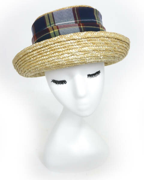 ■商品説明■ 春夏の大定番人気素材、麦を使用したブルトンです。ブルトンとは前ブリムがぐっと反りあがり、後ろブリムは下がっている形のお帽子。とても女性らしいフォルムです。キラキラと輝く麦の素材感もとっても夏らしいルックス。お帽子にはチェック柄リボンが巻かれています。「バラ色の帽子」別注品 ■商品の状態： 新品・未使用品　 ■定価：13200円 ■実寸：頭周り　高さ　ツバ(cm) ■色：ベージュ ■素材：分類外繊維（麦）100％