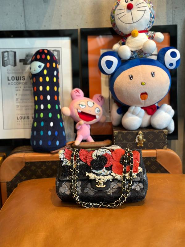 ブランド名 CHANEL　シャネル 形 状 チェーンショルダーバッグ モデル マトラッセ　花飾り　フラワー 型 番 色・柄 マルチカラー 素 材 サイズ H：約15cm　W：約25cm　D：約6.5cm　持ち手： ランク AB コメント 【状態】スレ・毛羽立ち・糸ツレ・底角部分縫い跡あり・型崩れ 【付属品】 【シリアルナンバー】13番台 ご注意 ・商品画像の色や見え方は、ご利用のパソコン環境により実物と多少異なる場合がございますので、予めご了承ください。 ・商品は複数の店舗で販売しておりますので、ご注文いただいた商品であってもまれに品切れの場合もございます。 その場合は、弊社より速やかにおしらせいたしますのでご了承ください。