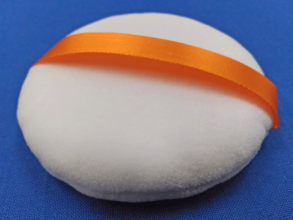 【日本製・数量限定】フェイスパウダー用パフ　直径約77mm材質：ポリエステル 毛足2mm生地色：白 リボン色：オレンジ(D-100)化粧 メイク パフ パウダー フェイス ルース メンズ 靴磨き メンズコスメ 男性化粧品 化粧用具 OEM 製造 東京パフ